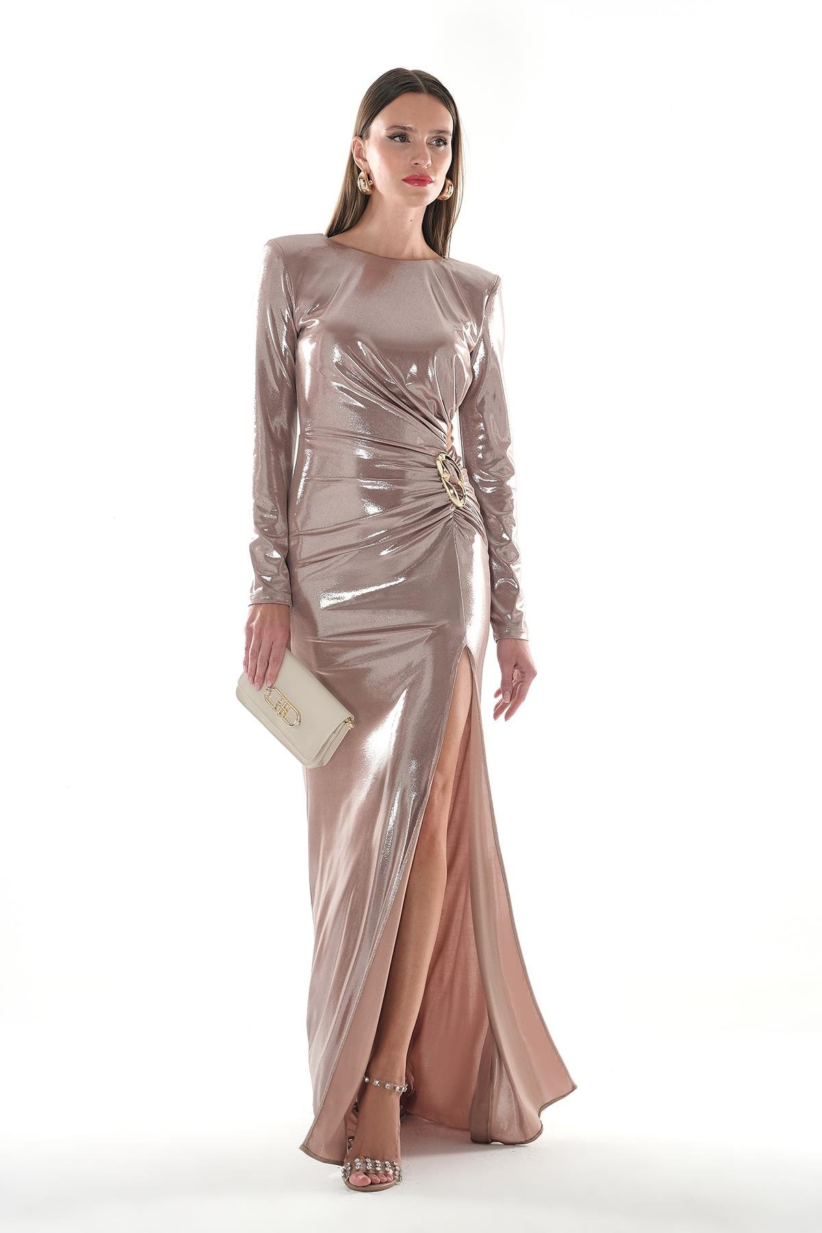 Parlak Yüzeyli Gold Aksesuarlı Beli Dekolteli Yırtmaçlı Maksi Boy Abiye Elbise