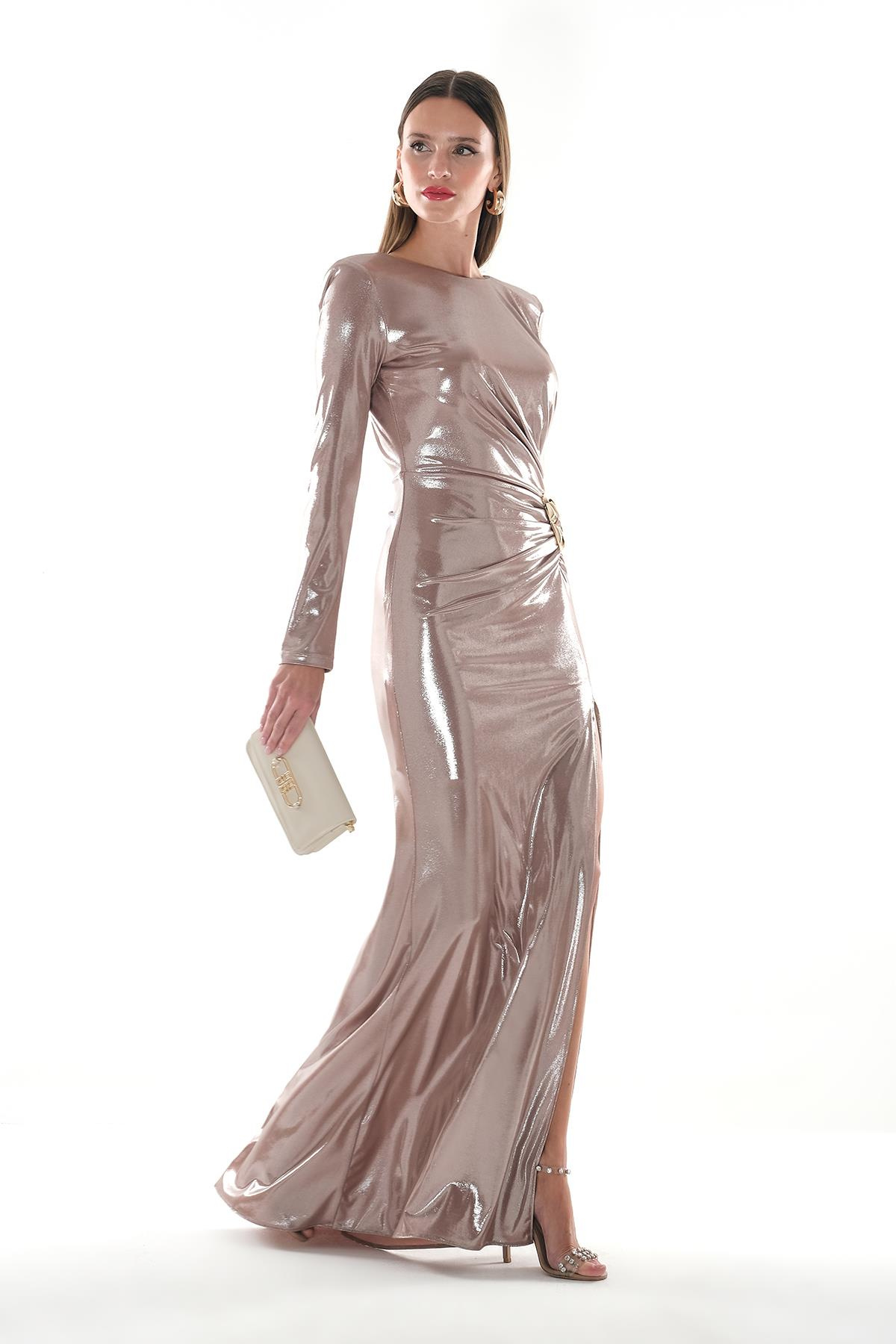 Parlak Yüzeyli Gold Aksesuarlı Beli Dekolteli Yırtmaçlı Maksi Boy Abiye Elbise