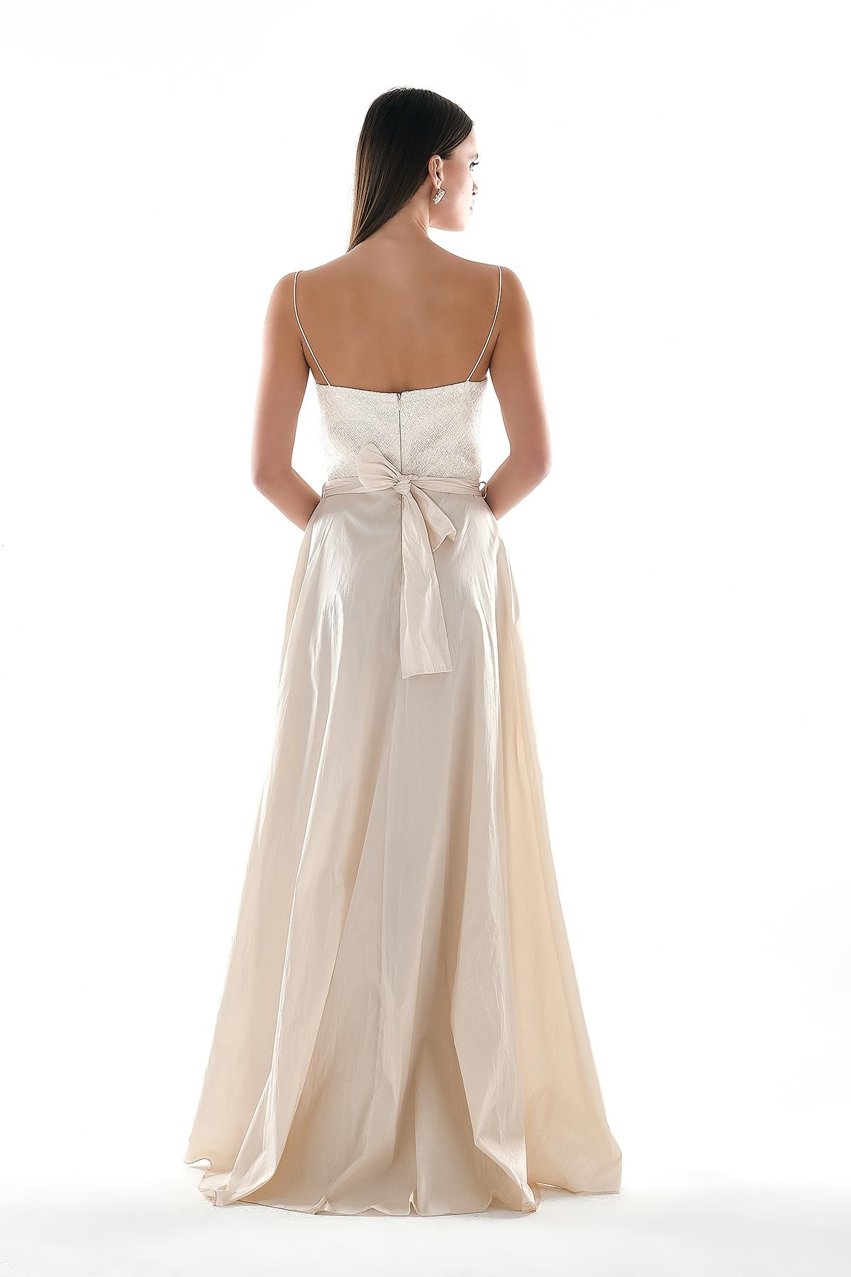 Payet Garnili İnce Askılı Yırtmaçlı Kloş Etekli Maksi Boy Broşlu Abiye Elbise