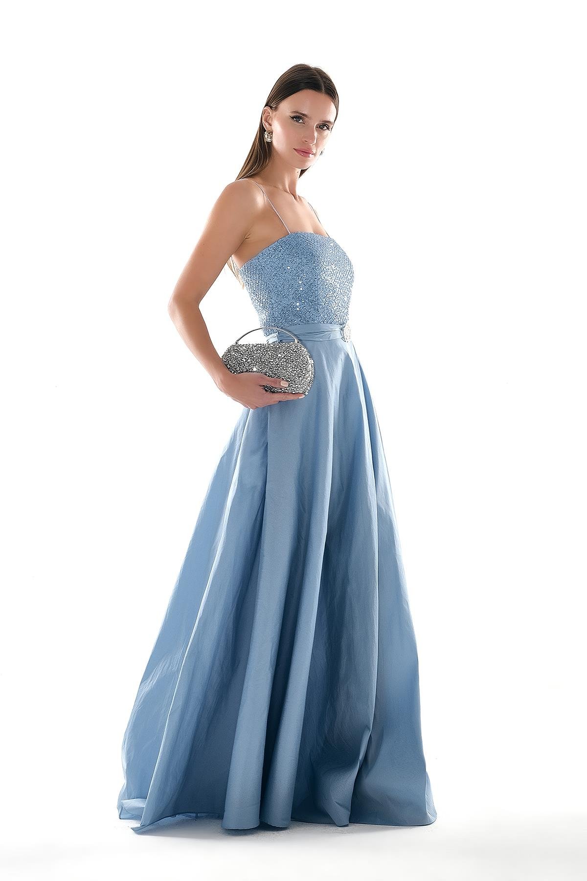 Payet Garnili İnce Askılı Yırtmaçlı Kloş Etekli Maksi Boy Broşlu Abiye Elbise