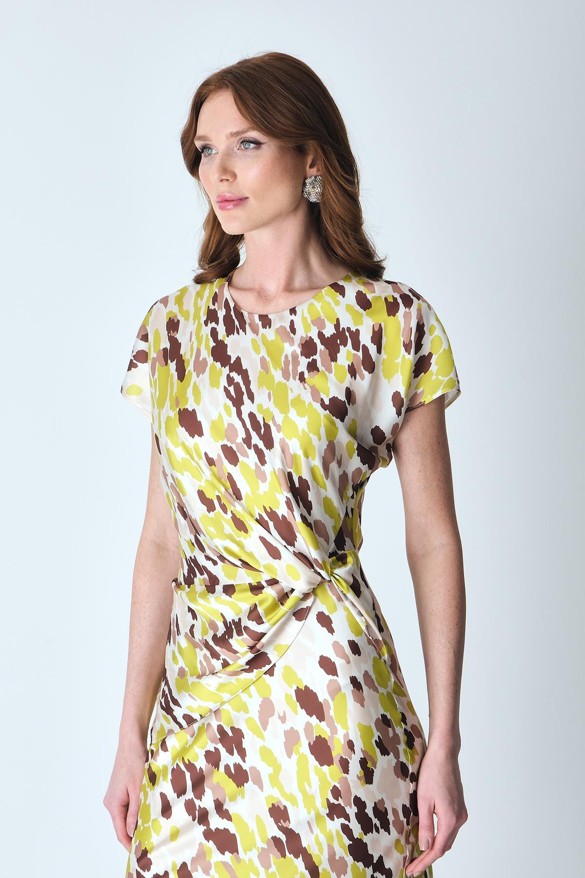 Saten Desenli Beli Düğüm Detaylı Kısa Kollu Midi Boy Şık Elbise