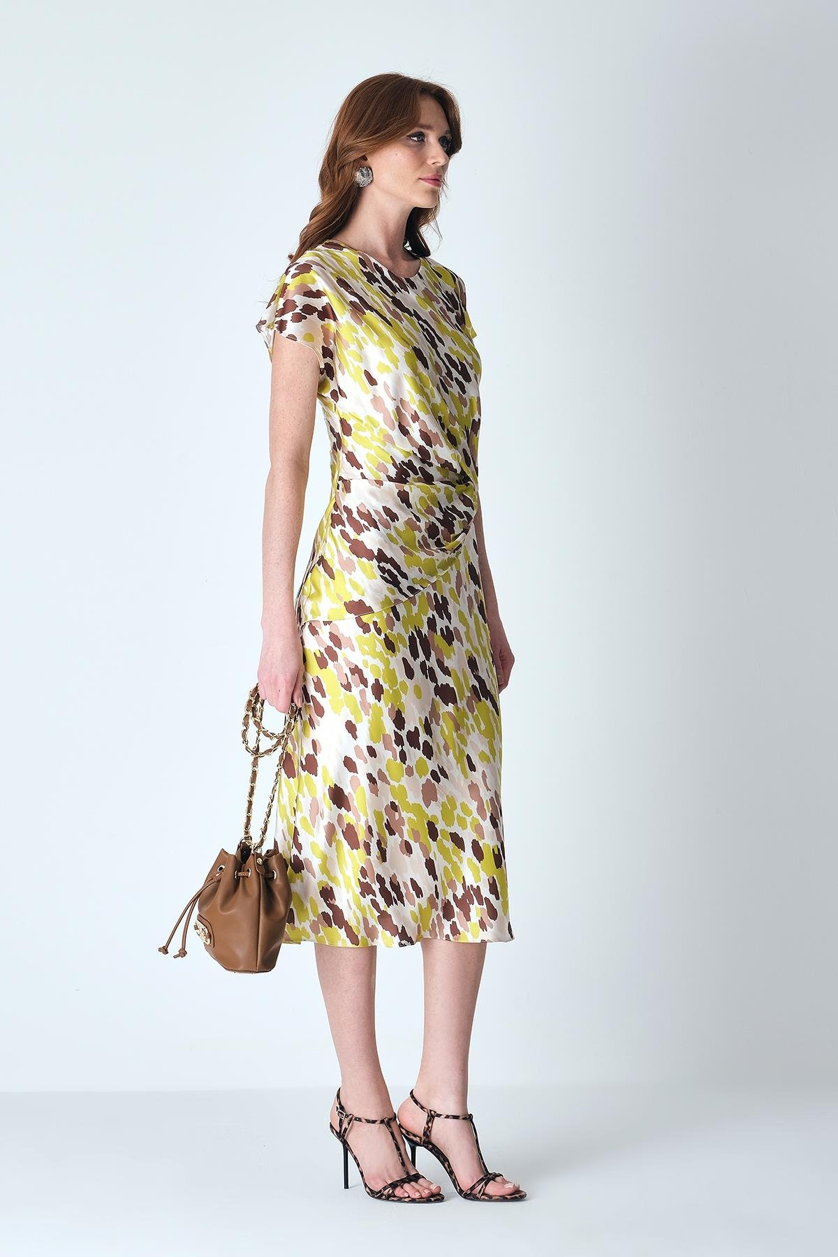 Saten Desenli Beli Düğüm Detaylı Kısa Kollu Midi Boy Şık Elbise