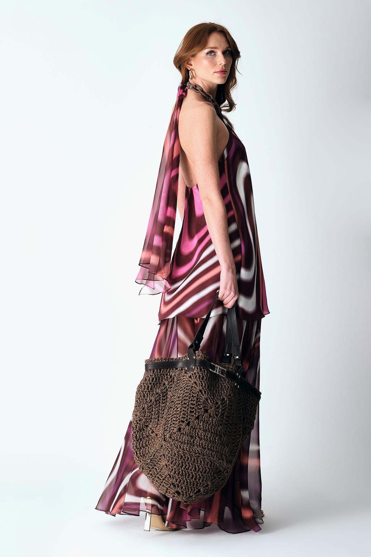 Saten Desenli Şifon Garnili Boyundan Bağlama Detaylı Yakası Aksesuarlı Çift Kat Kloş Etekli Elbise