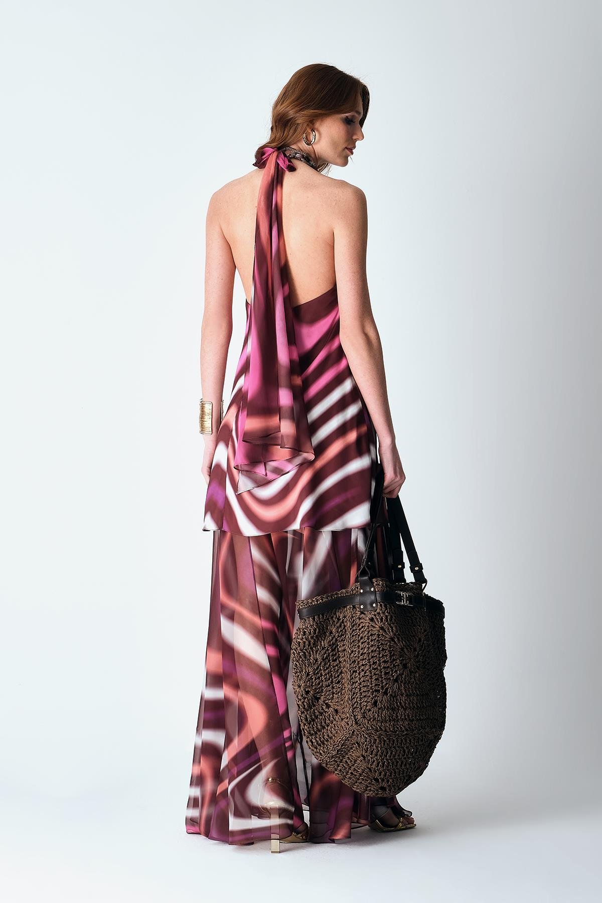 Saten Desenli Şifon Garnili Boyundan Bağlama Detaylı Yakası Aksesuarlı Çift Kat Kloş Etekli Elbise