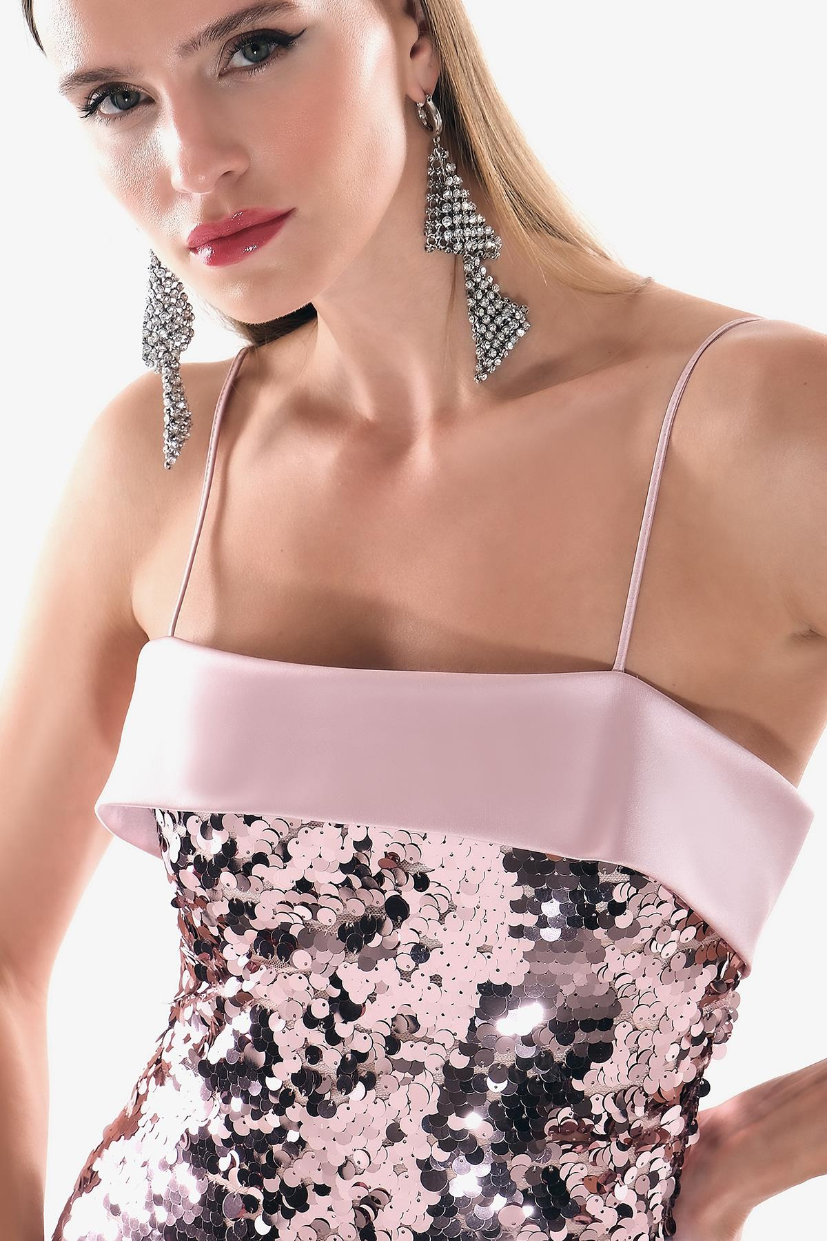 Saten Garnili Pul Payet İnce Askılı Metal Fermuarlı Maksi Boy Abiye Elbise