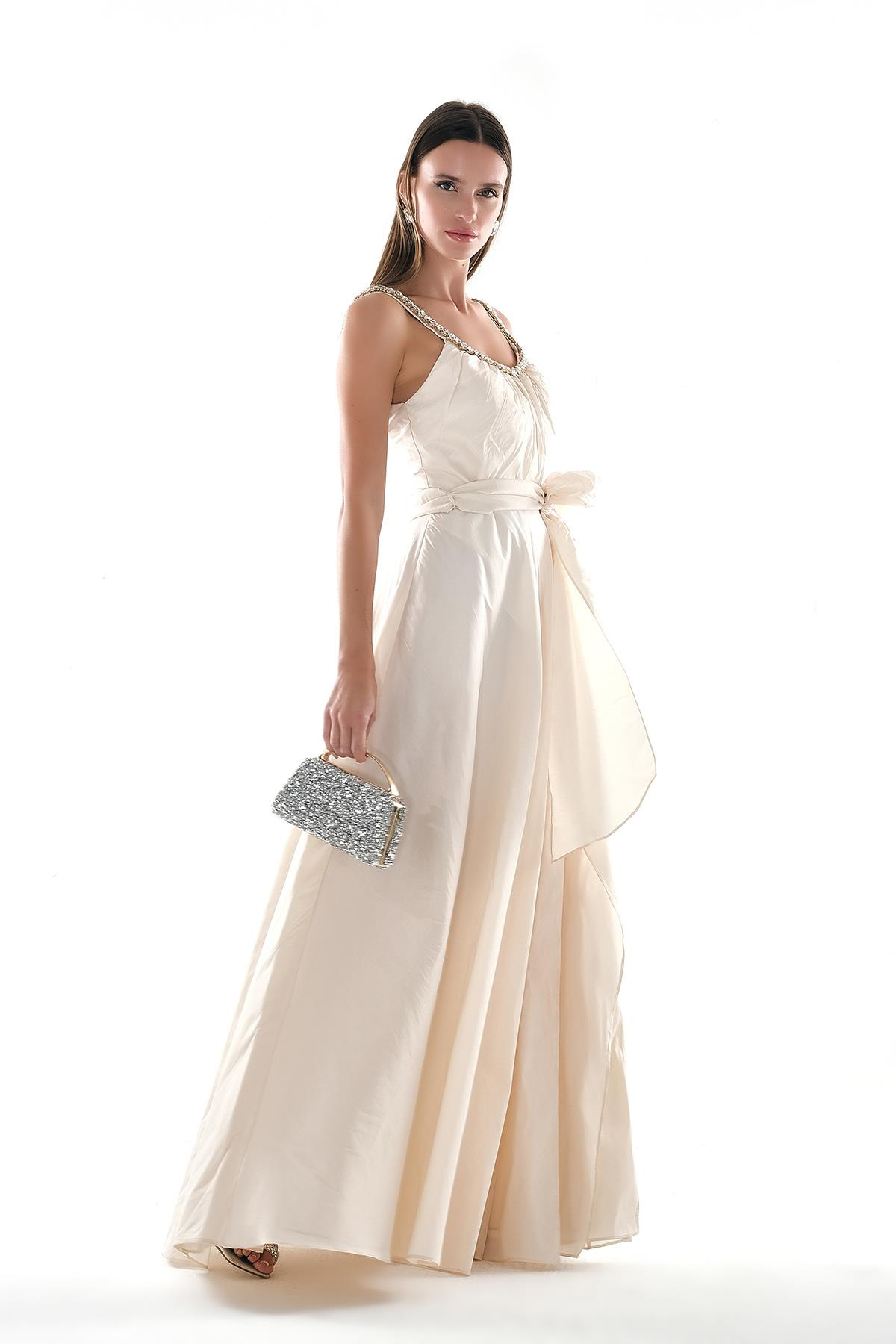 Tafta Yakası Taş İşlemeli Beli Kuşaklı Yırtmaçlı Maksi Boy Abiye Elbise