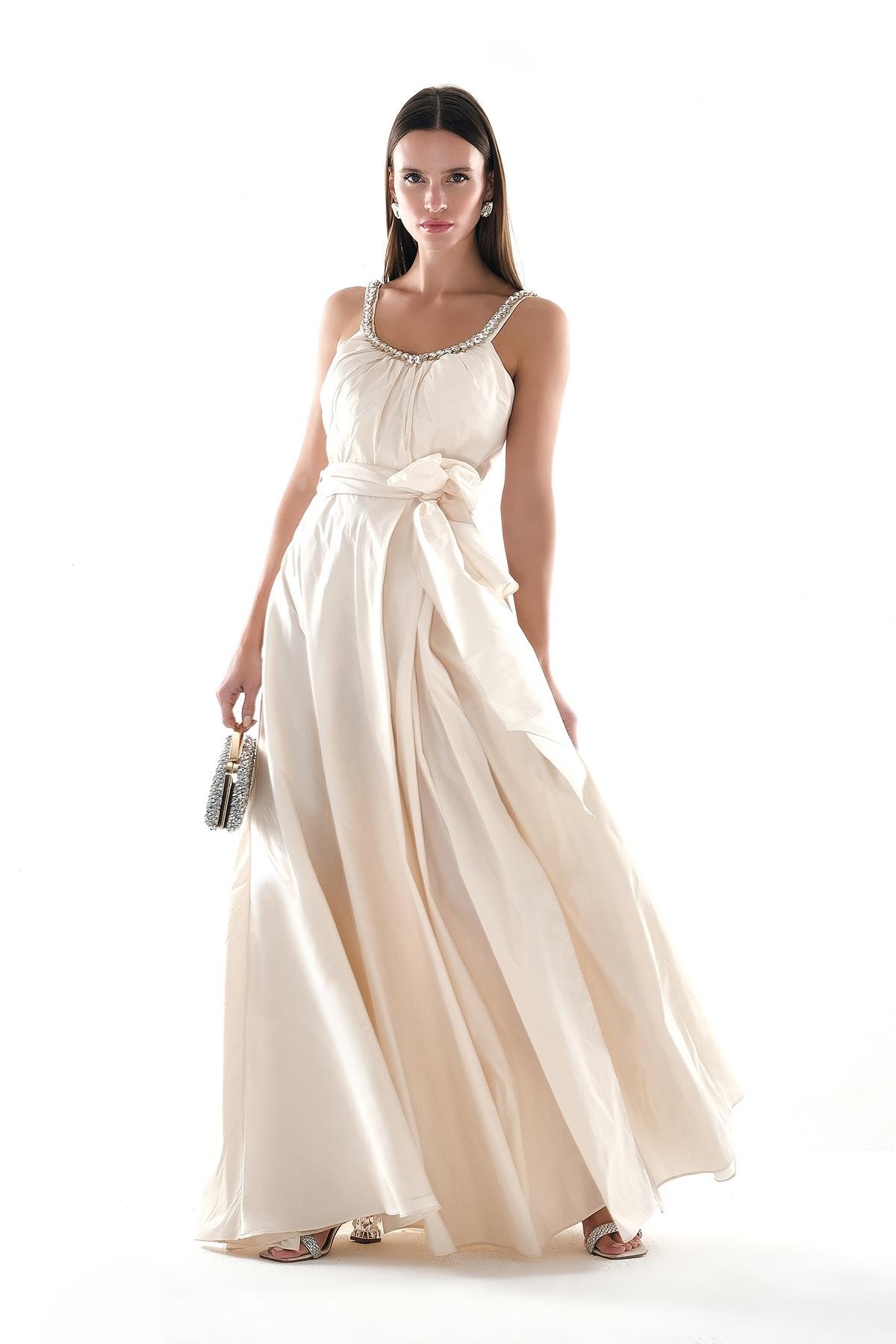 Tafta Yakası Taş İşlemeli Beli Kuşaklı Yırtmaçlı Maksi Boy Abiye Elbise