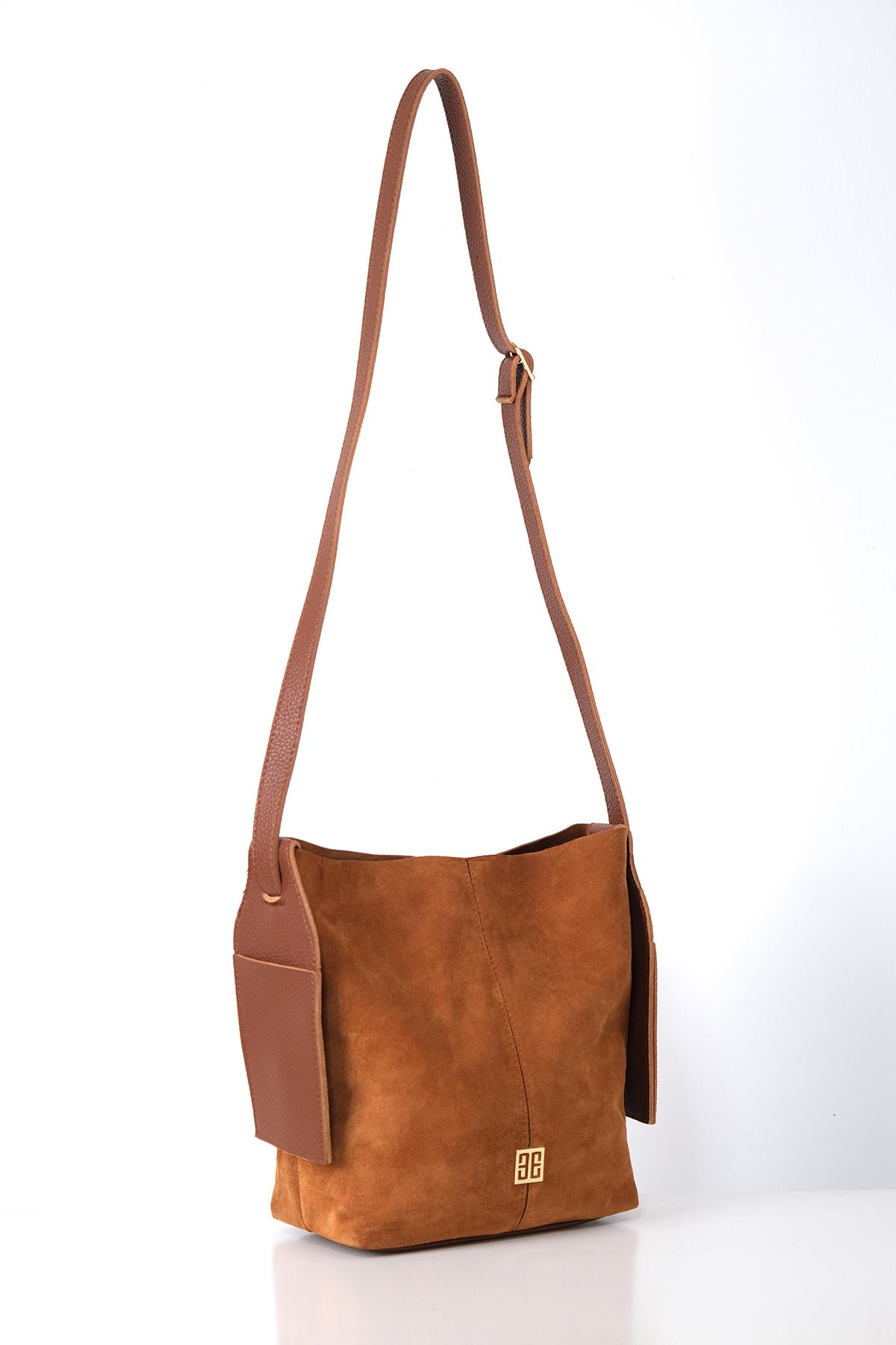 Vegan Deri Aksesuarlı Süet Garnili Askılı Ve Yavrulu Günlük Çanta