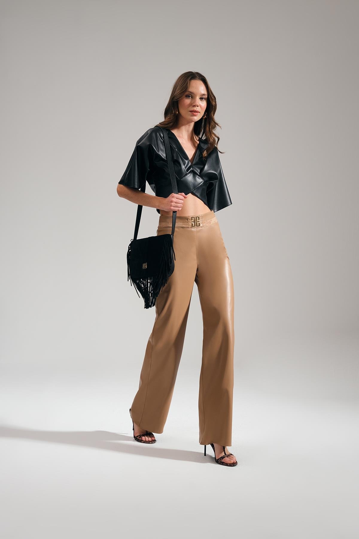 Vegan Deri Gold Metal Logolu Yüksek Bel Pantolon