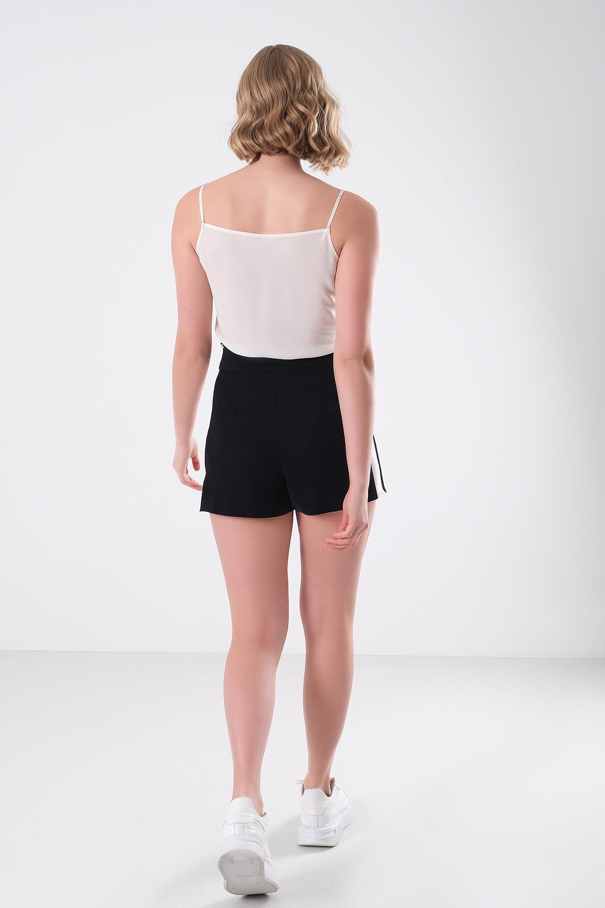 Yanları Çizgili Kısa Şort