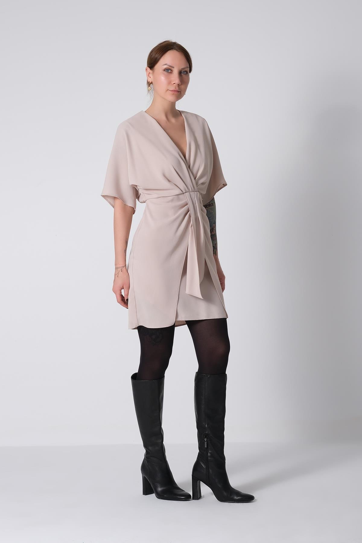 Yarasa Kollu Pilili Şık Mini Elbise