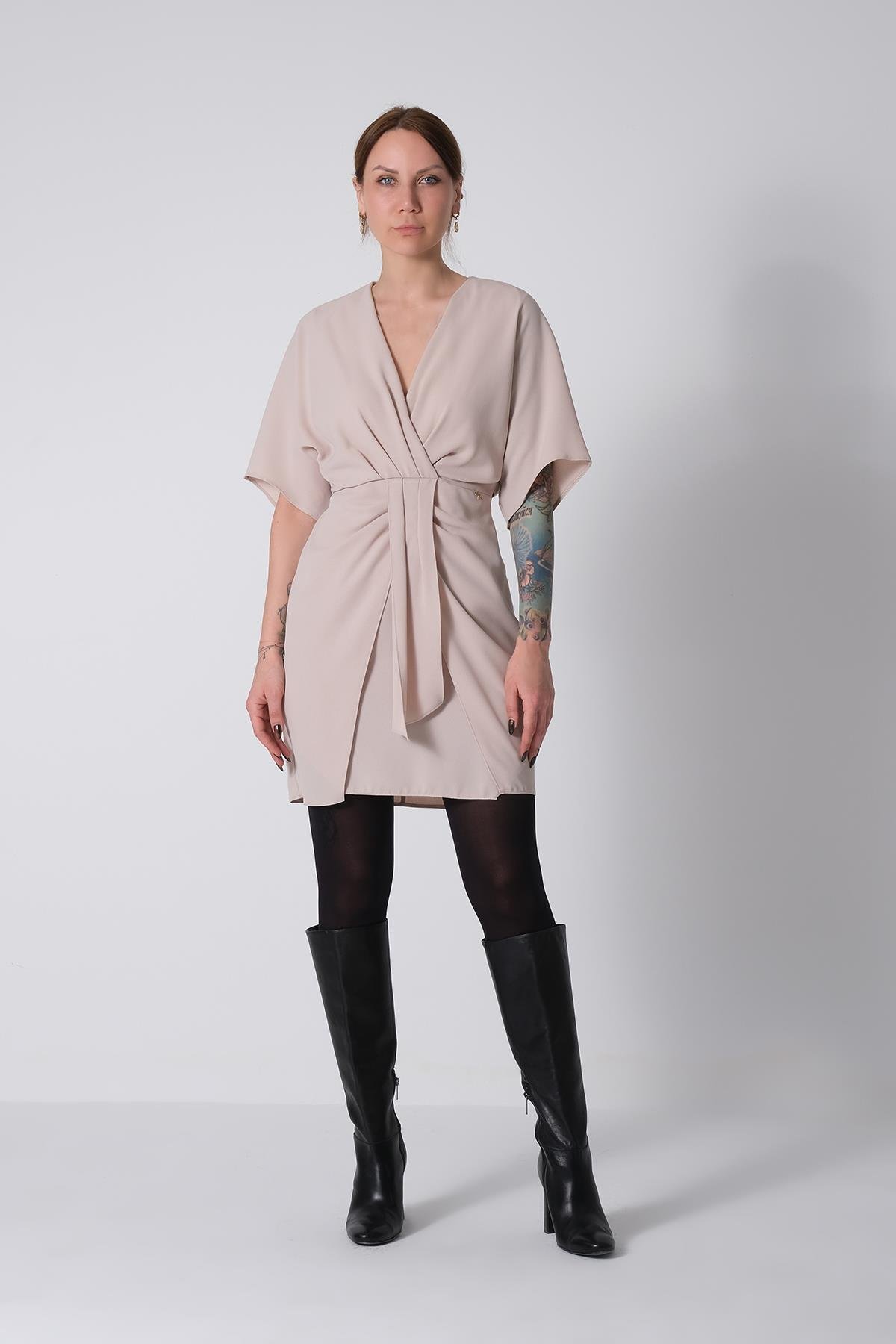 Yarasa Kollu Pilili Şık Mini Elbise