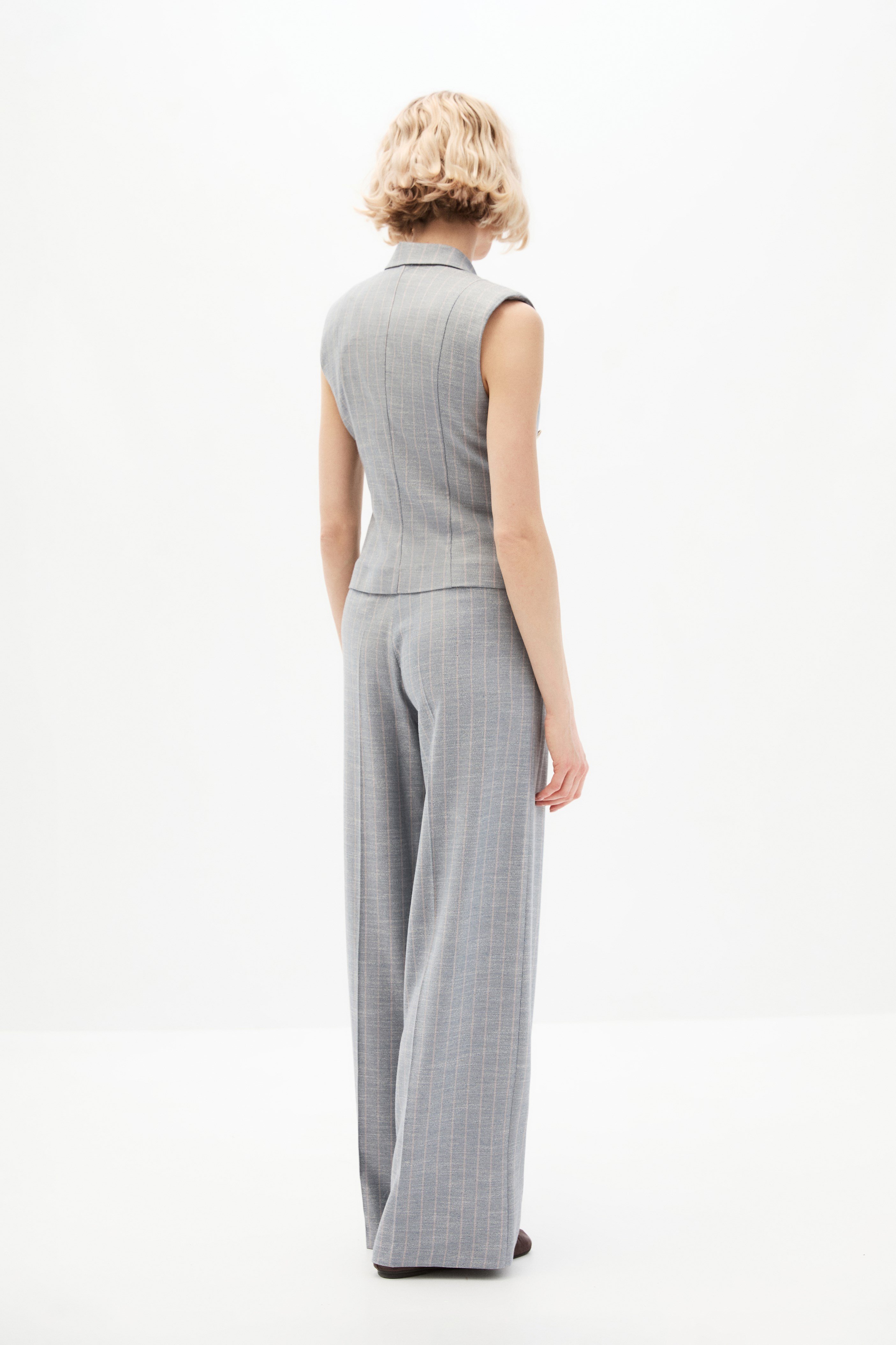 2077-0233 SUIT (P)