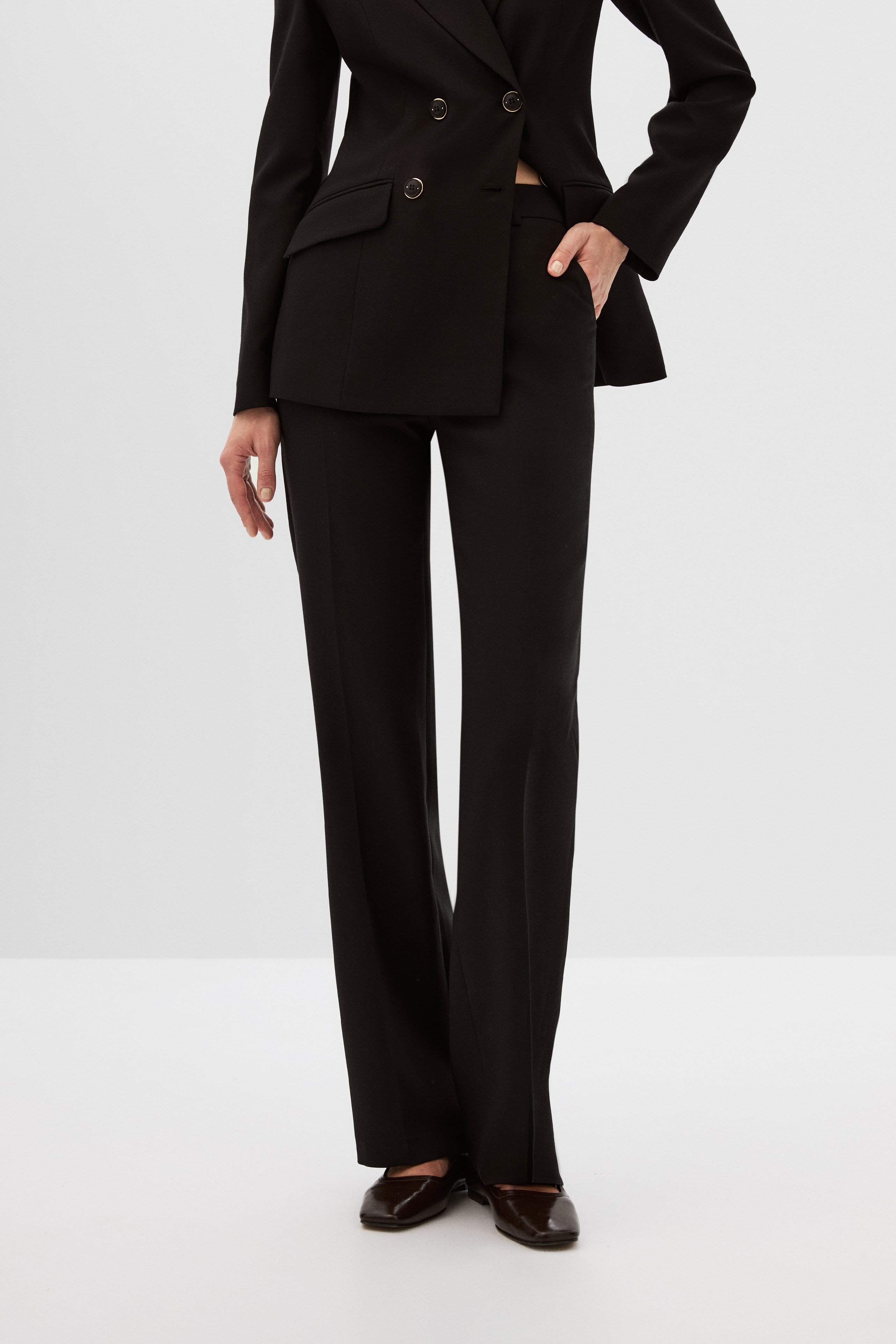 2079-0231 SUIT (P)