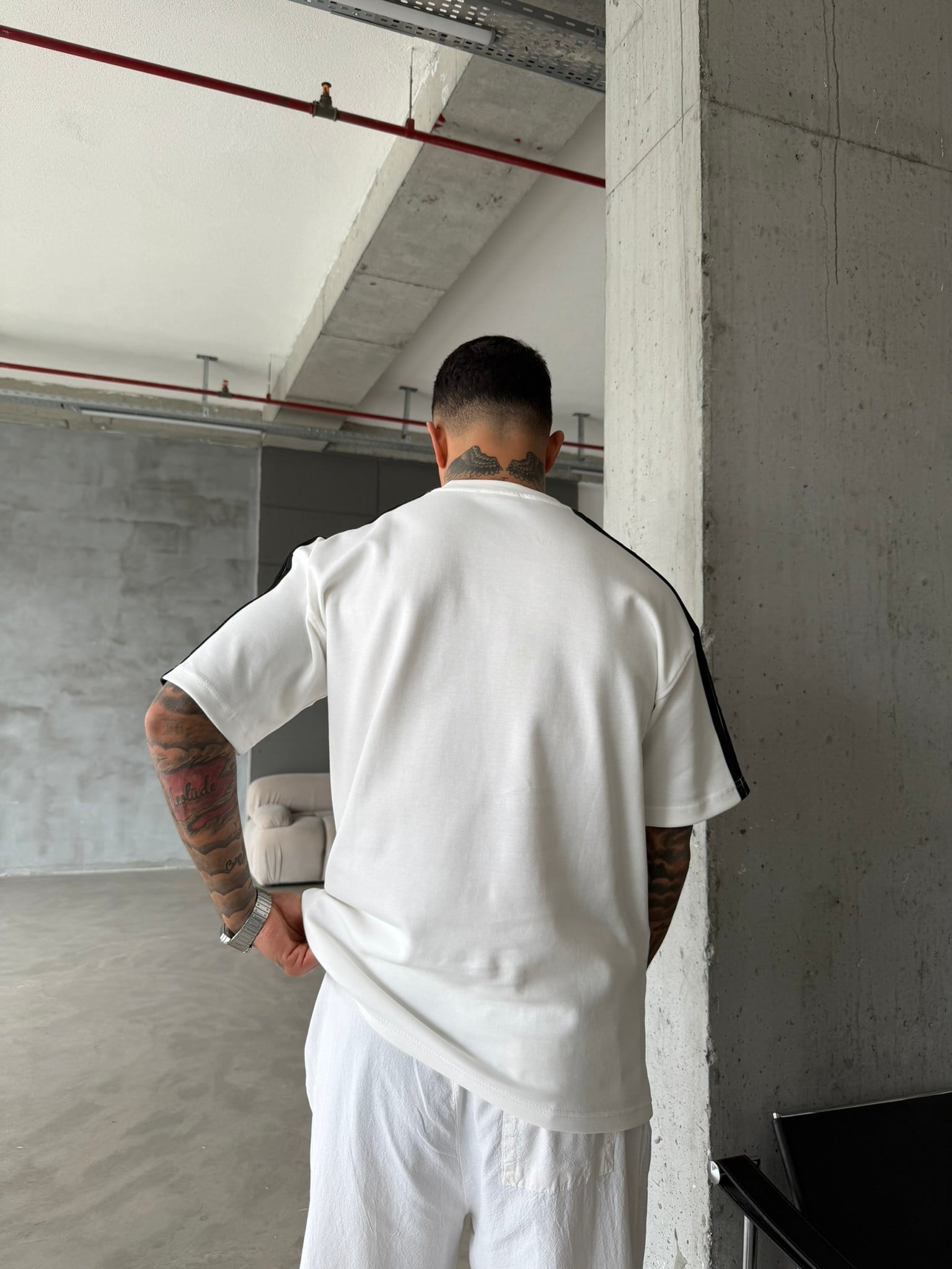 AD Kabartma Kol Detaylı T-Shirt - Beyaz