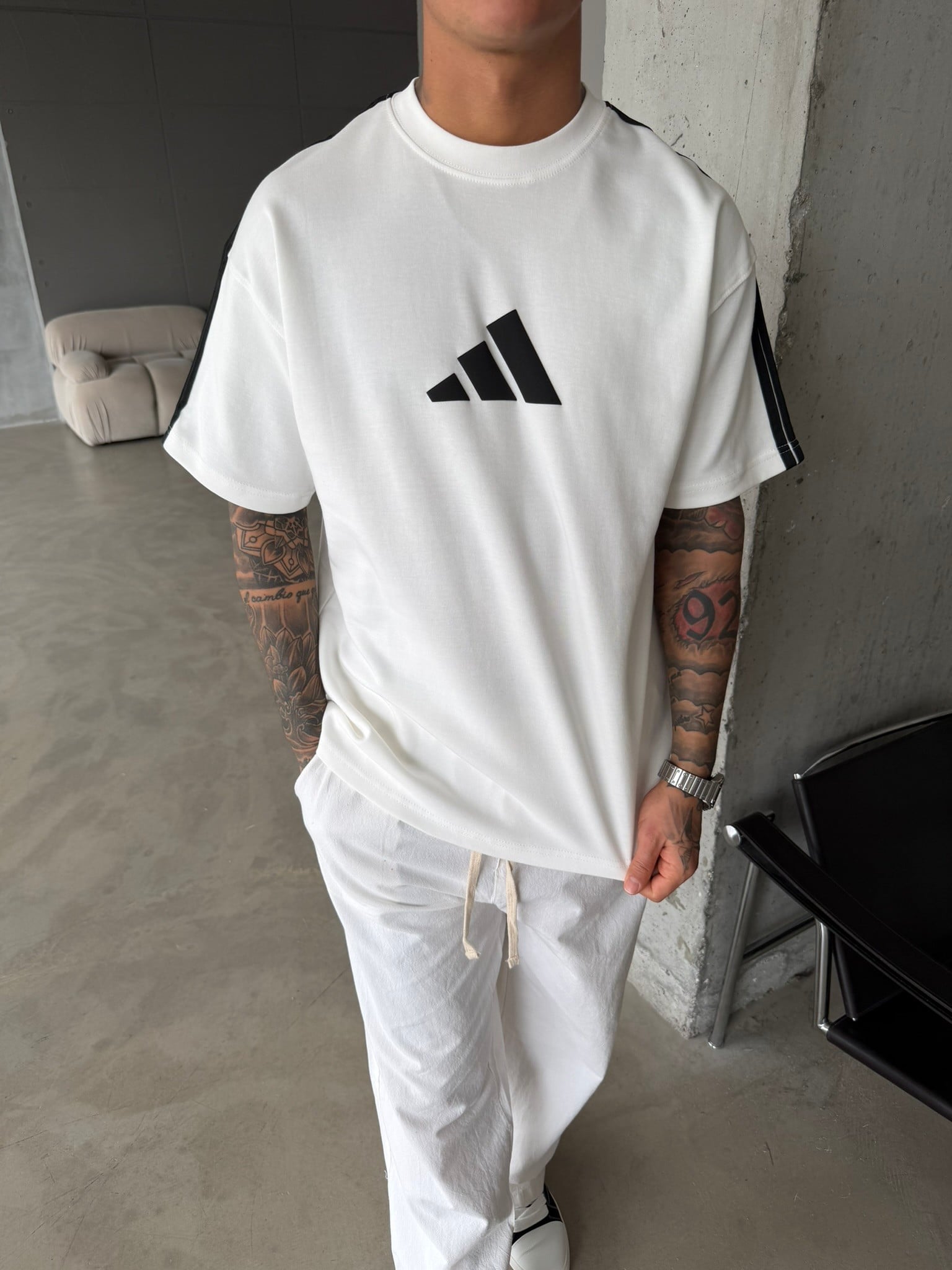 AD Kabartma Kol Detaylı T-Shirt - Beyaz