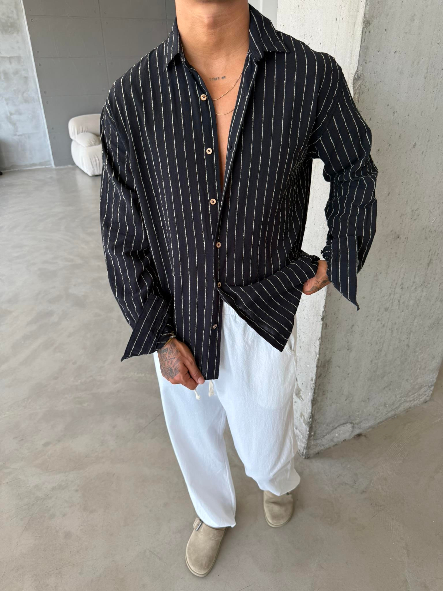 Cizgi Detaylı Gömlek - Siyah