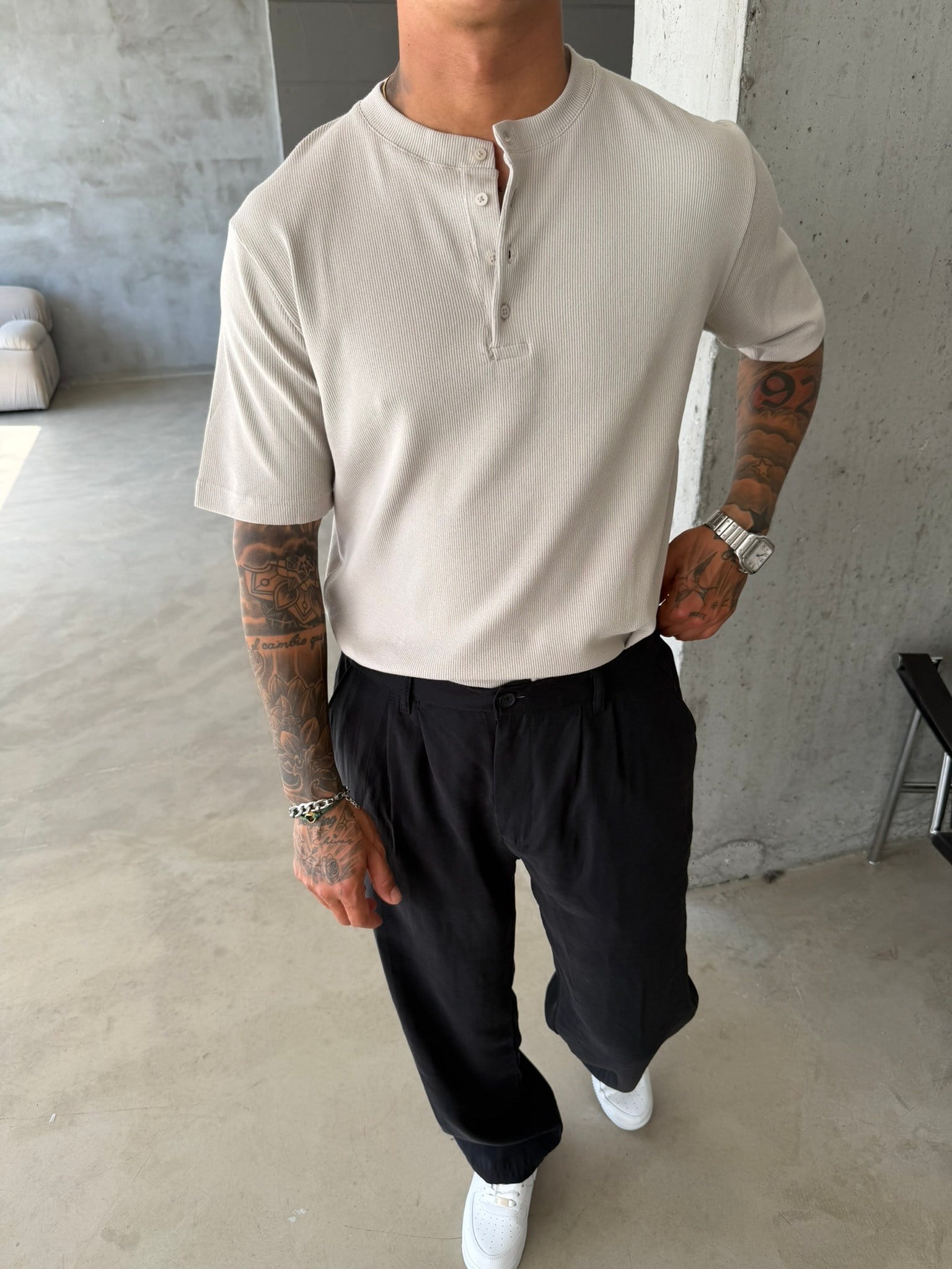 Dokulu Henly Yaka Basic T-Shirt - Taş