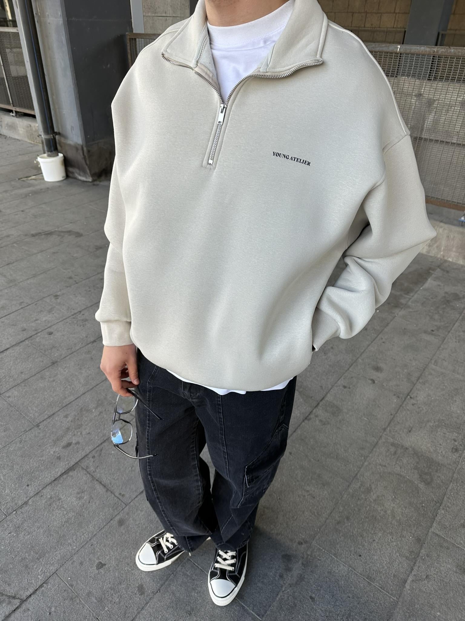 Oversize Yarım Fermuarlı 'Young Atelier' Baskılı Sweatshirt Taş