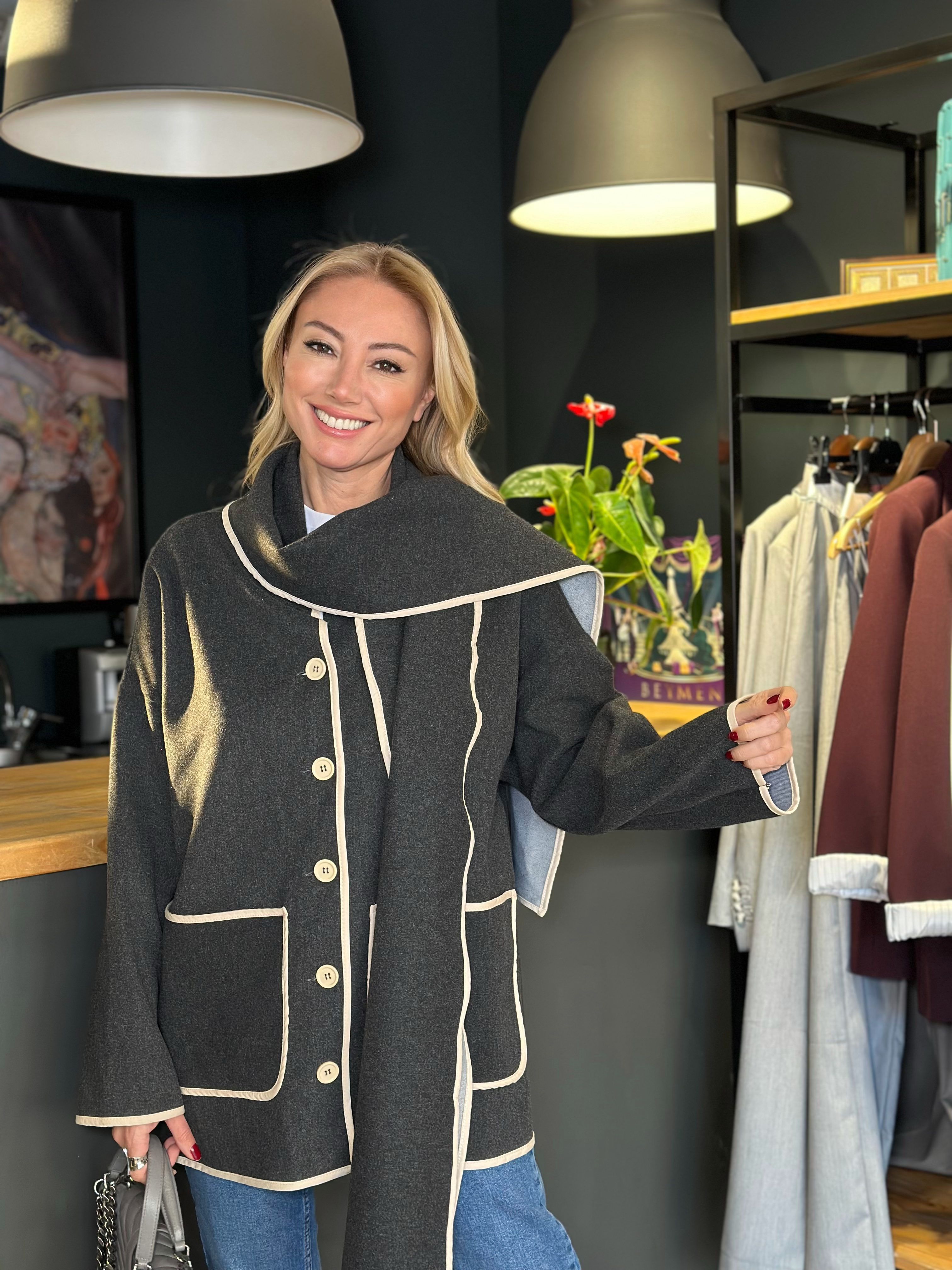 Atkı Detaylı İnce Kaşe Kaban 