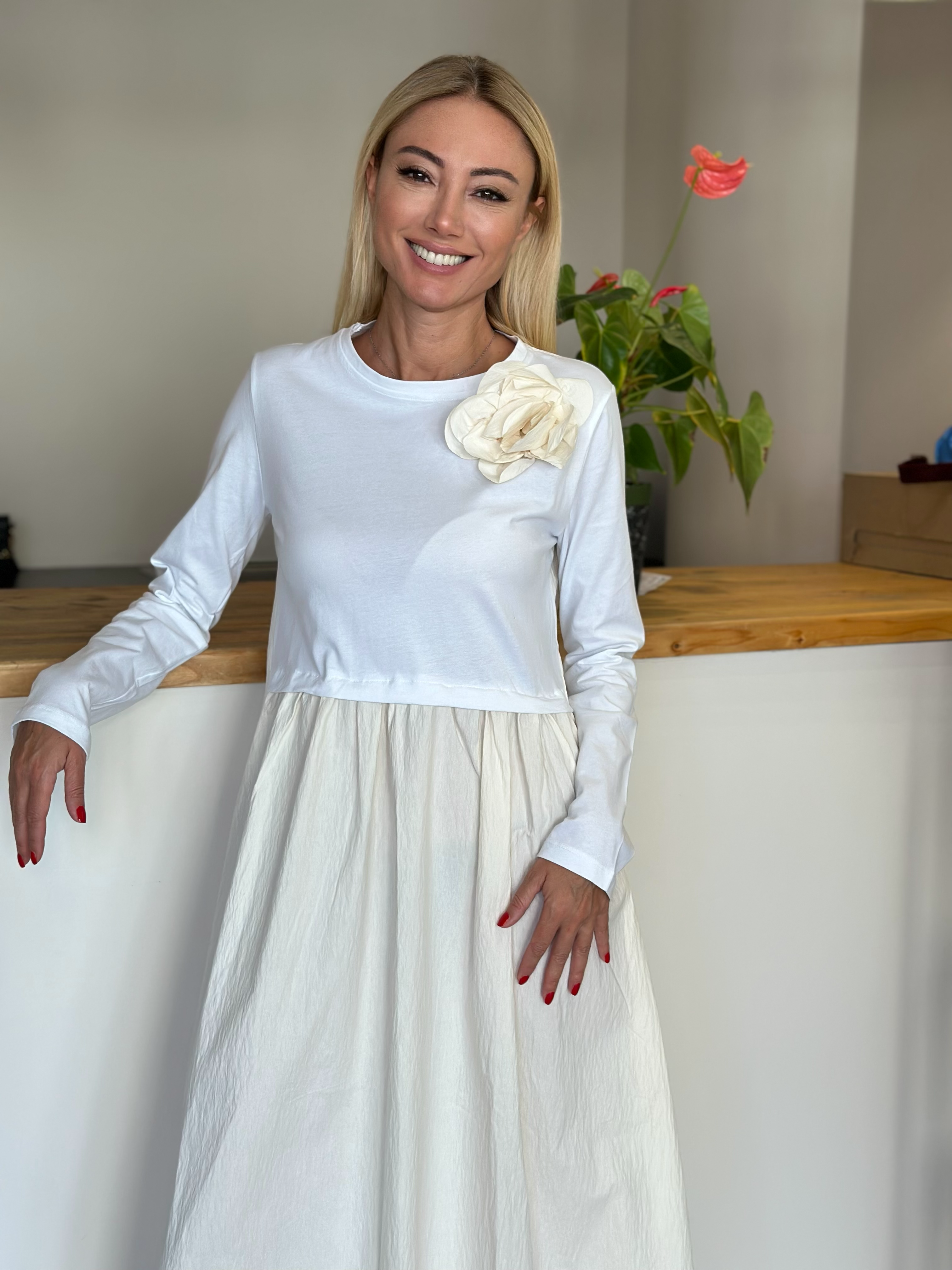 Beyaz Ekru Gül Detaylı Elbise Askı00102