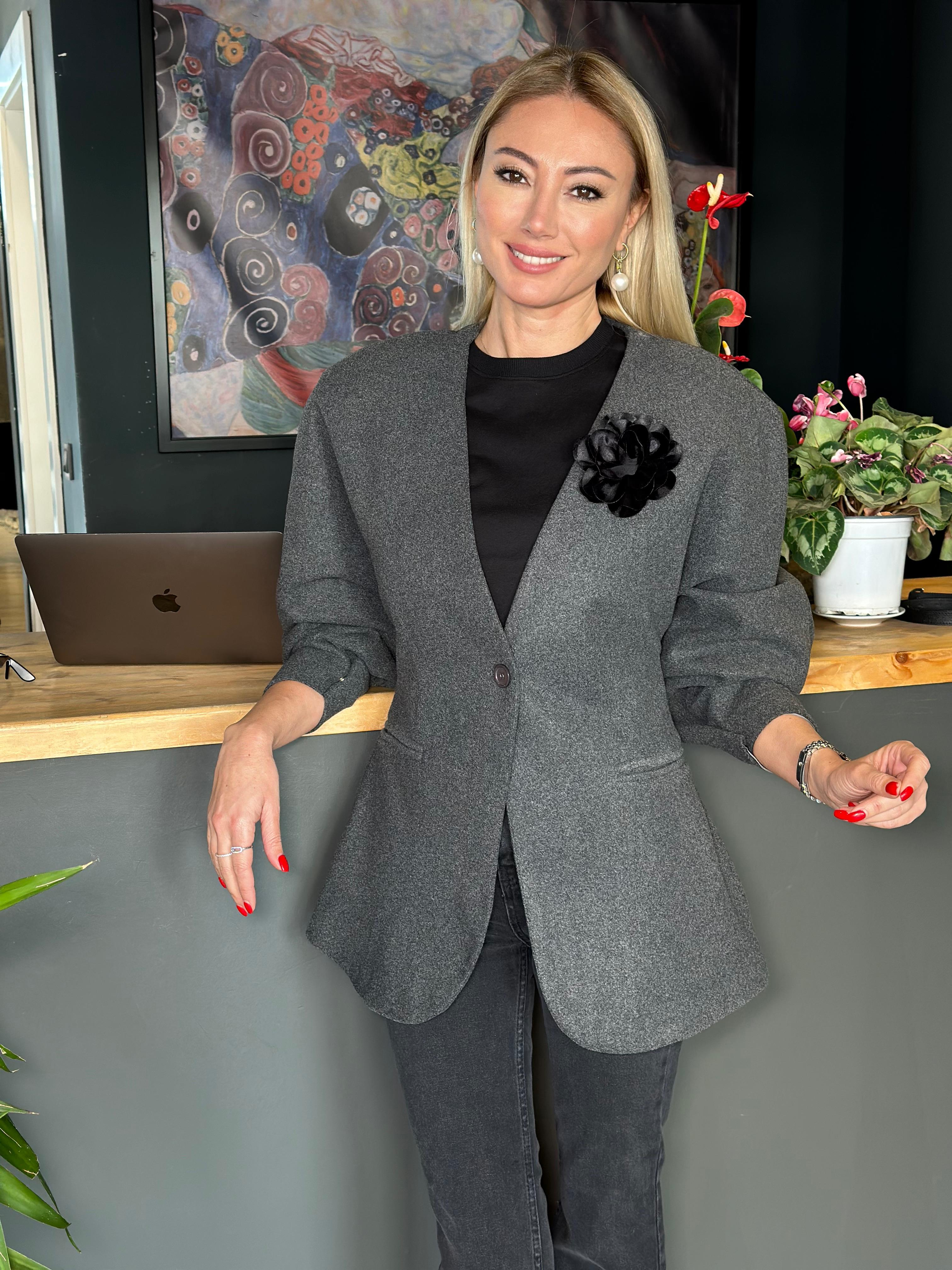 Gül Detaylı Gri Kaşe Ceket