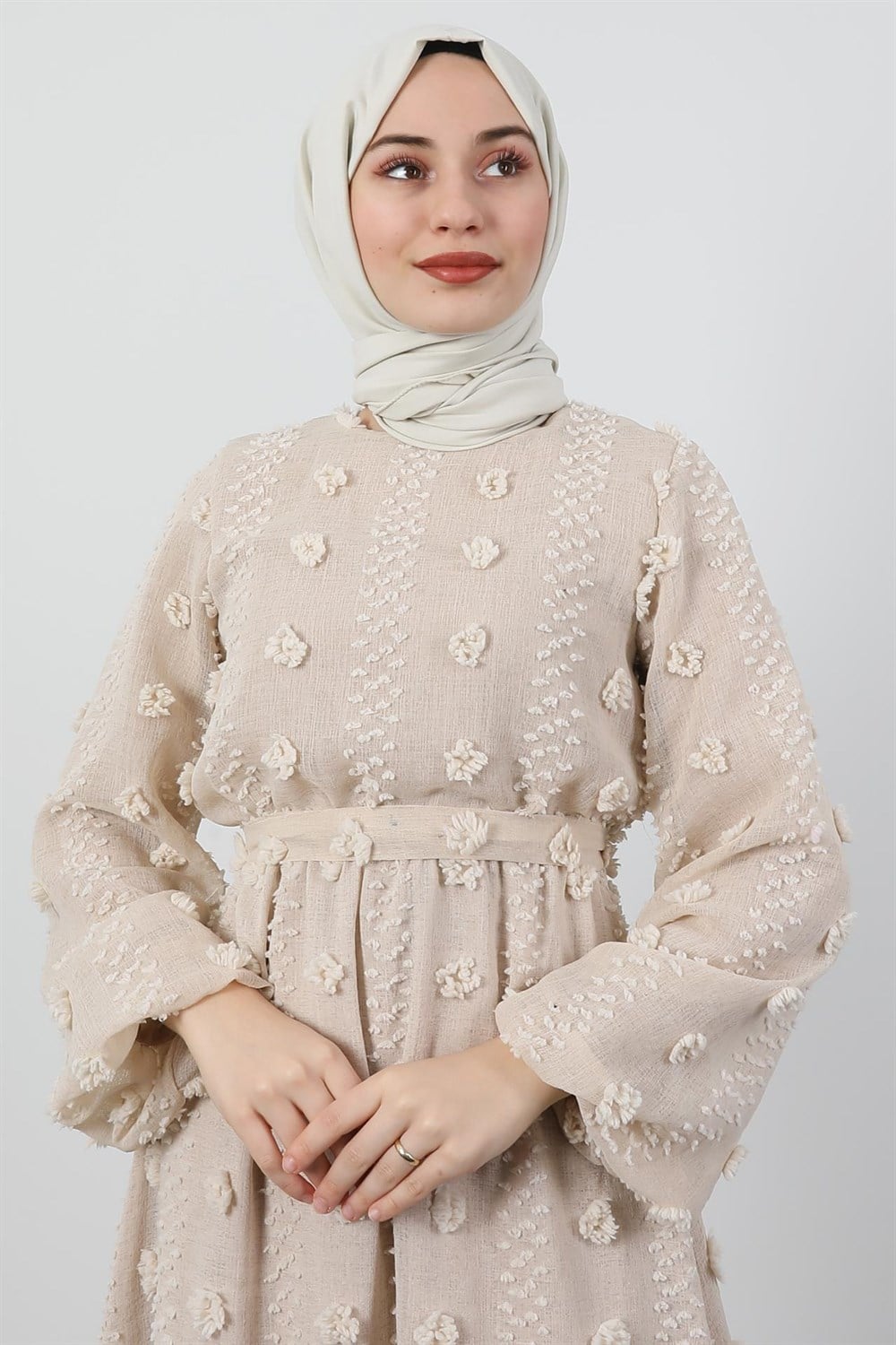 Çiçek Kabartmalı Elbise Krem