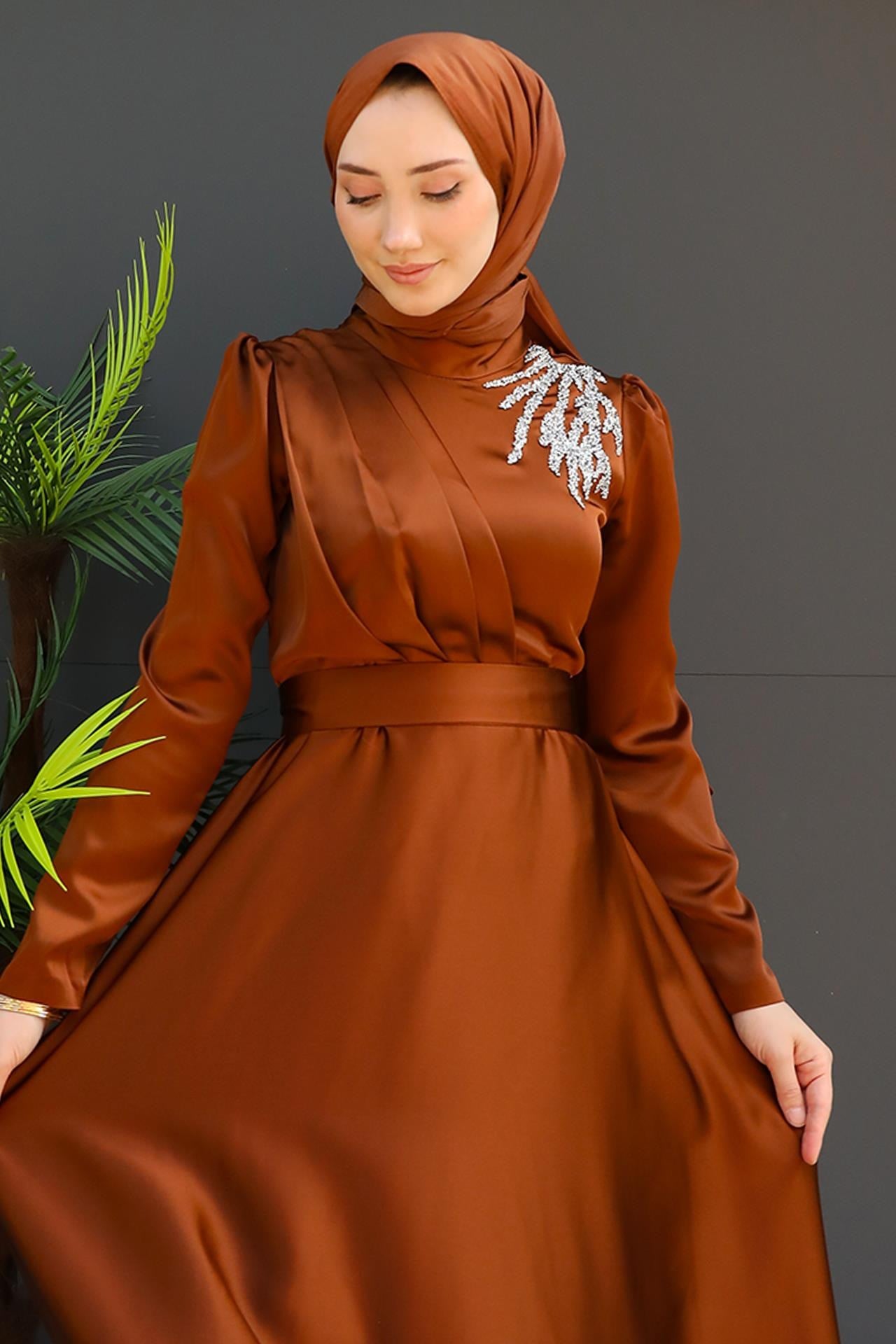 Omzu Taşlı Saten Abiye Kahve