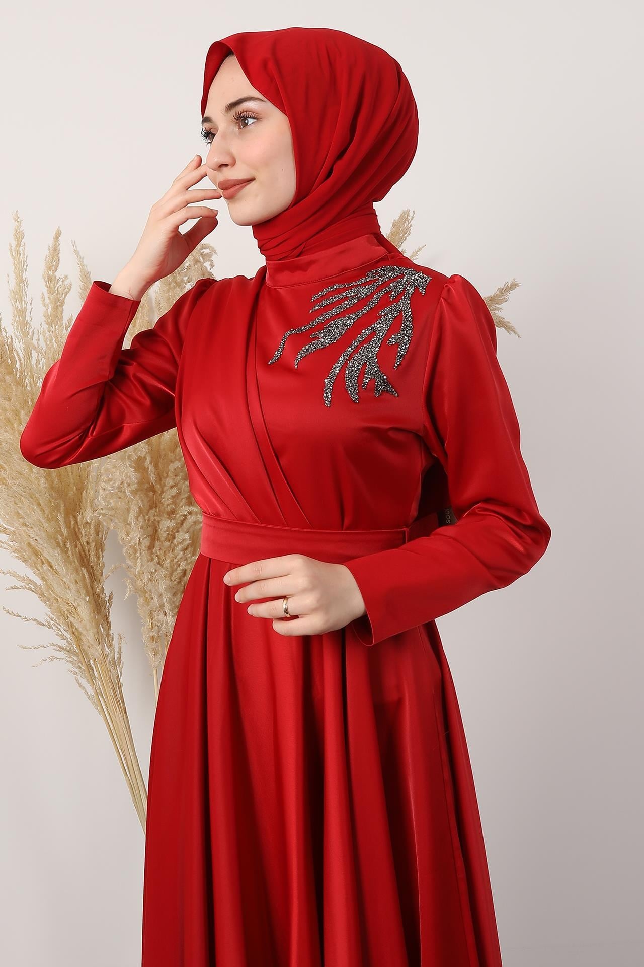 Omzu Taşlı Saten Abiye Kırmızı