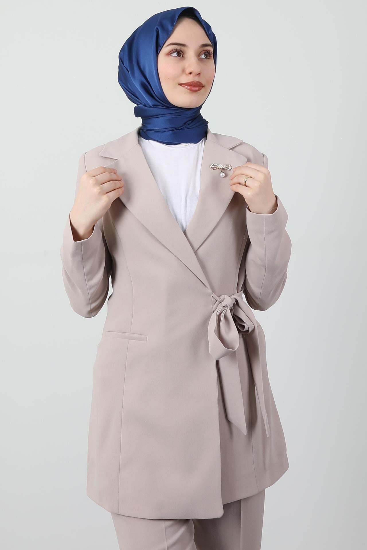 Taşlı Broşürlü Takım Bej