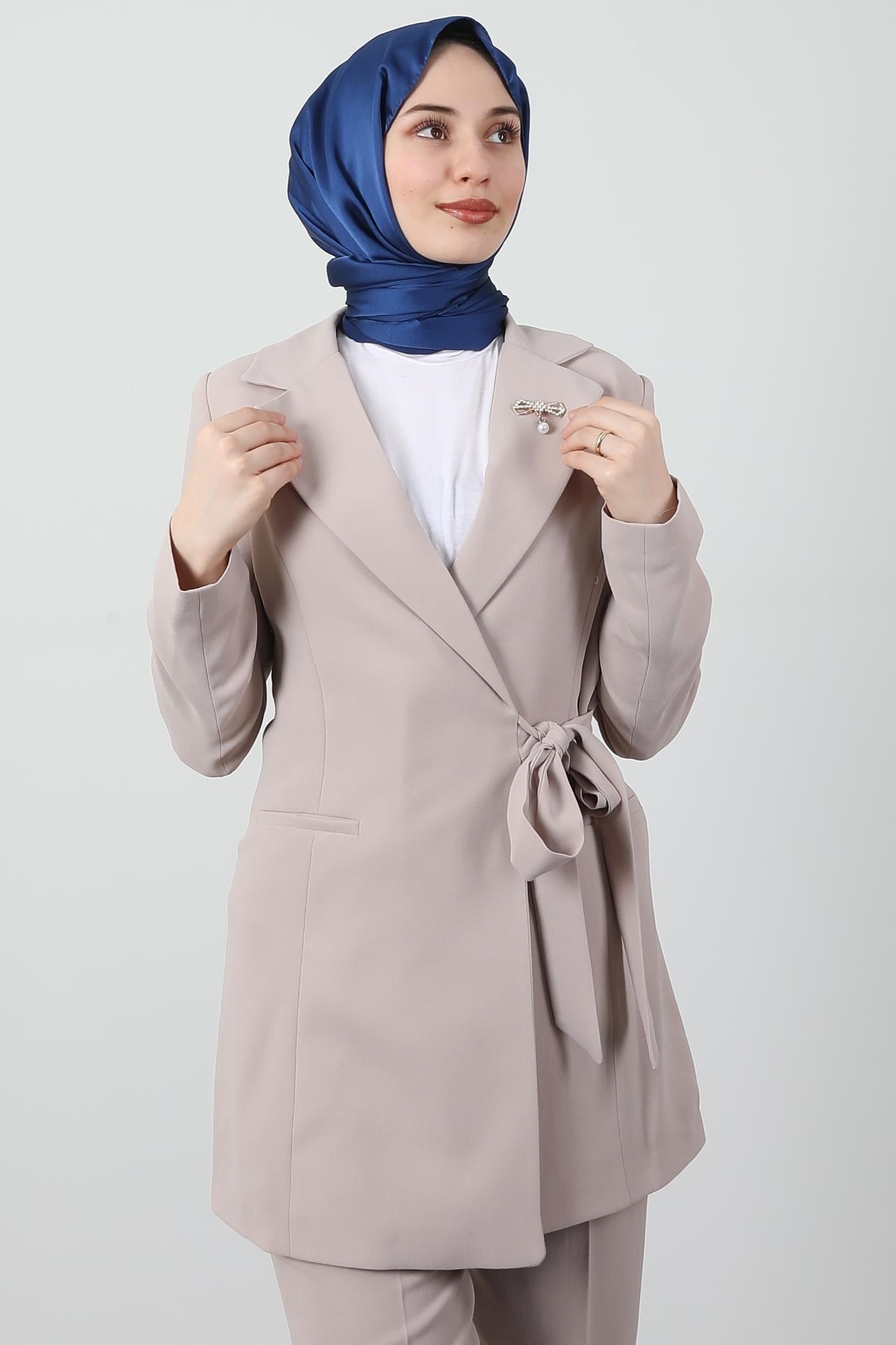 Taşlı Broşürlü Takım Bej