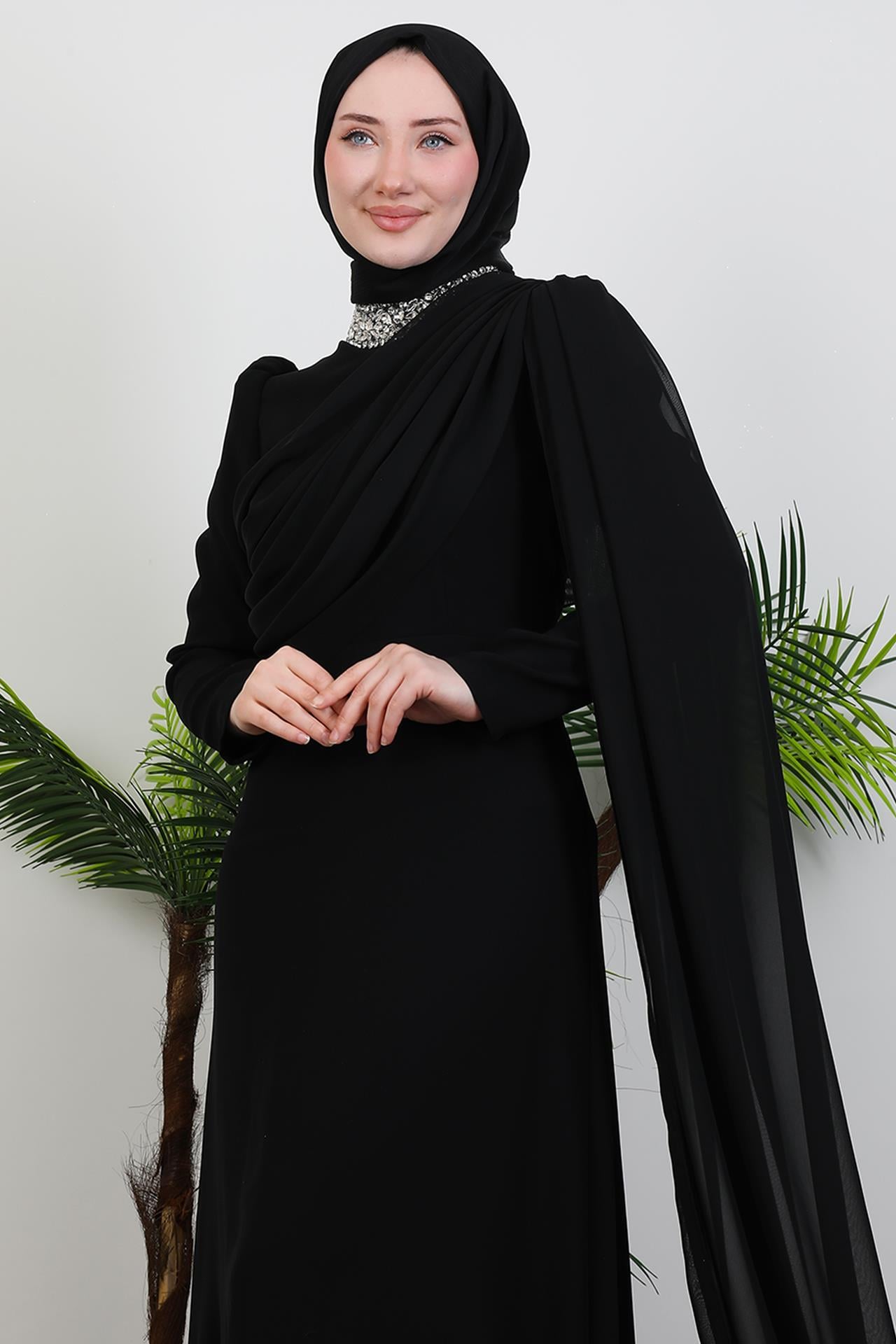 Yakası Taşlı Elbise Siyah