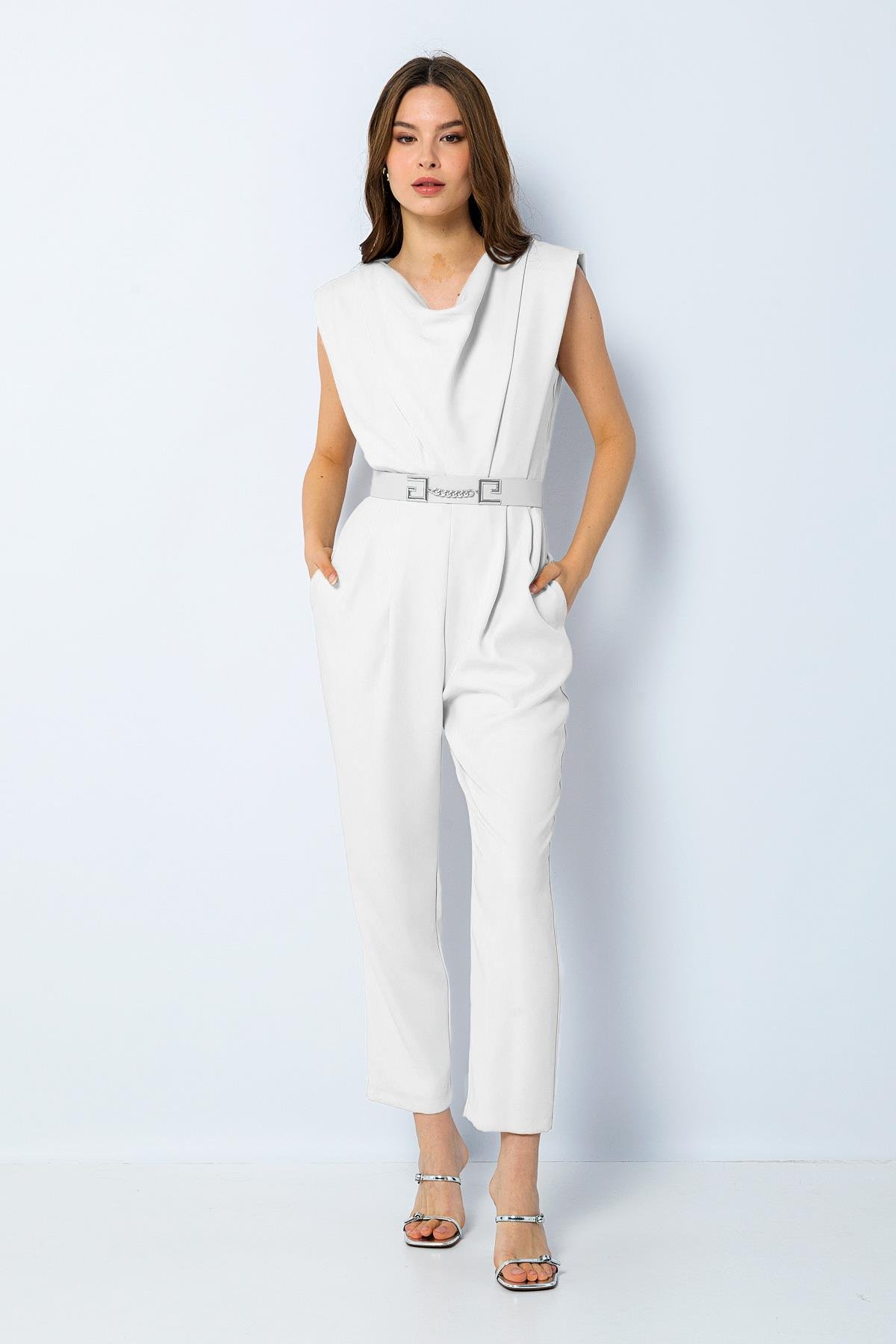 Degaje Yaka Vatkalı Omuzlu Kemer Detaylı Havuç Paça Tulum Ecru