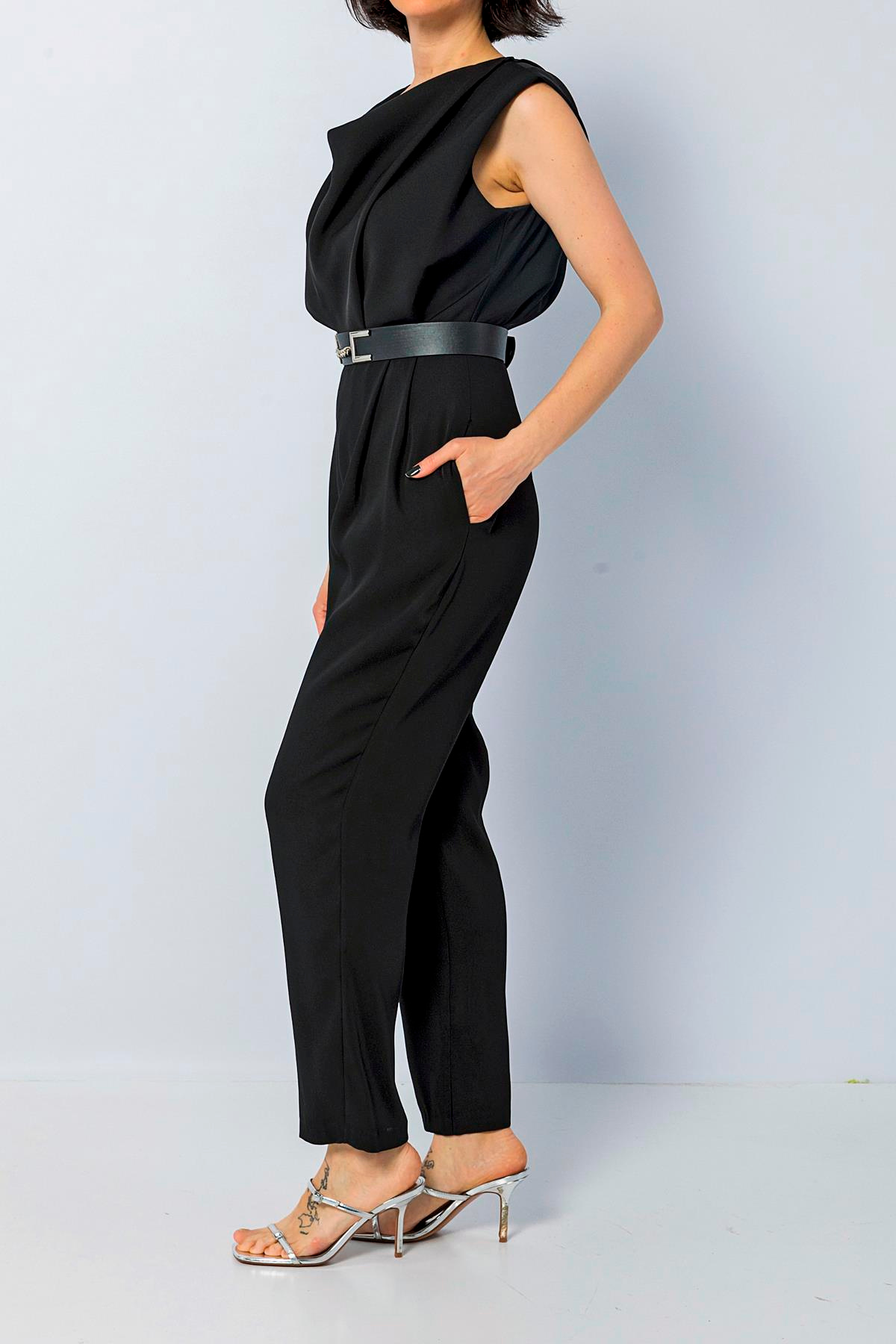 Degaje Yaka Vatkalı Omuzlu Kemer Detaylı Havuç Paça Tulum Siyah