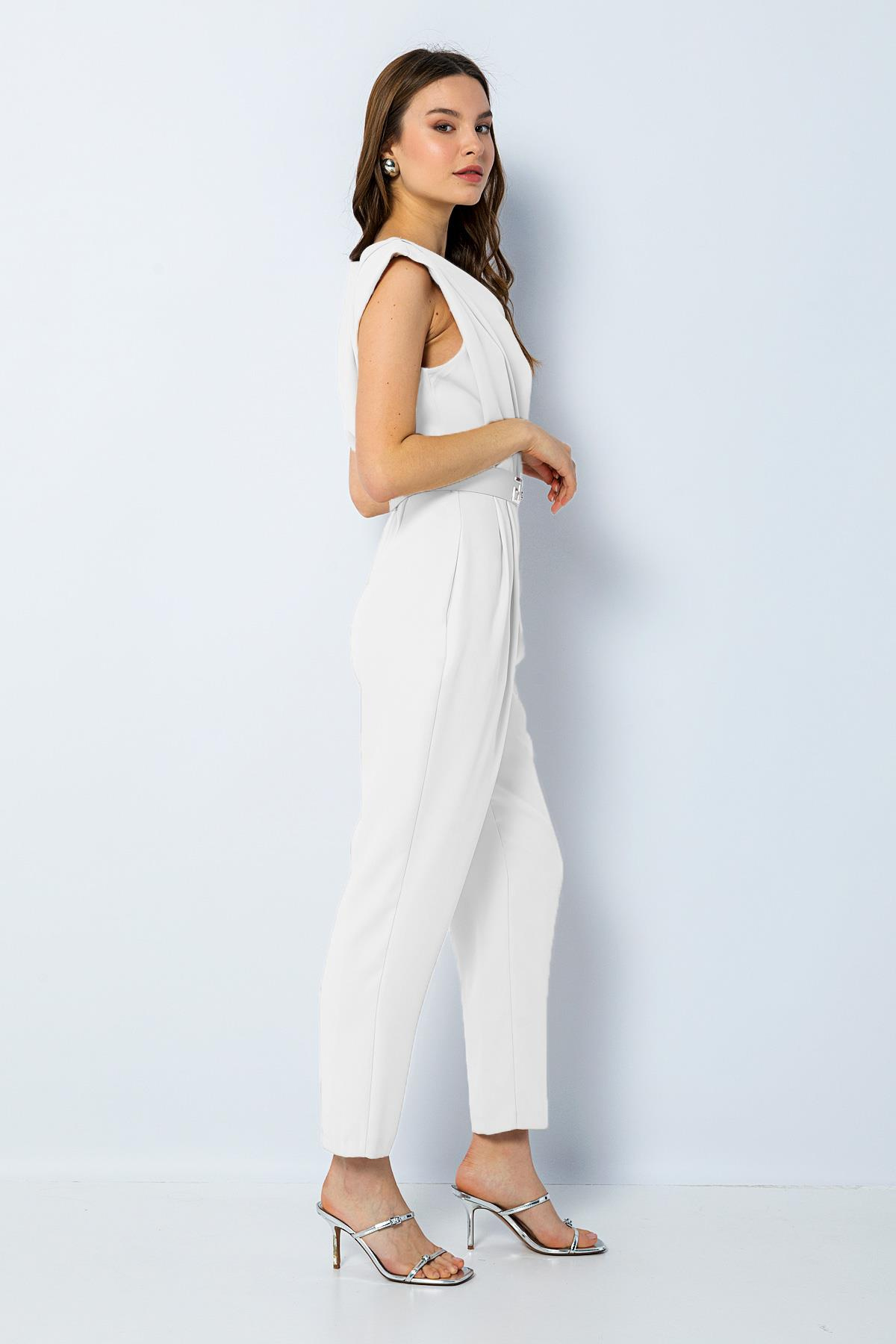 Degaje Yaka Vatkalı Omuzlu Kemer Detaylı Havuç Paça Tulum Ecru