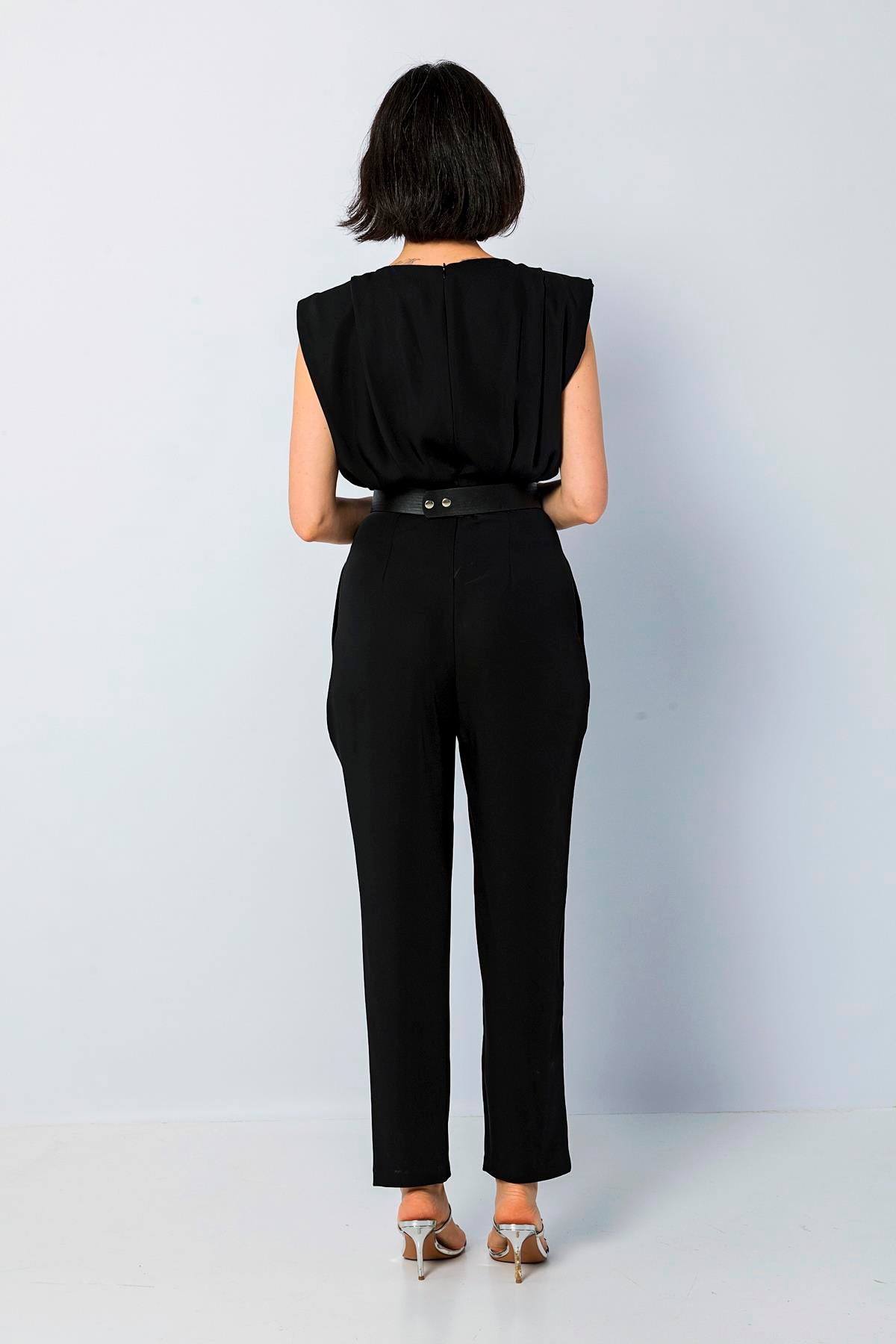 Degaje Yaka Vatkalı Omuzlu Kemer Detaylı Havuç Paça Tulum Siyah