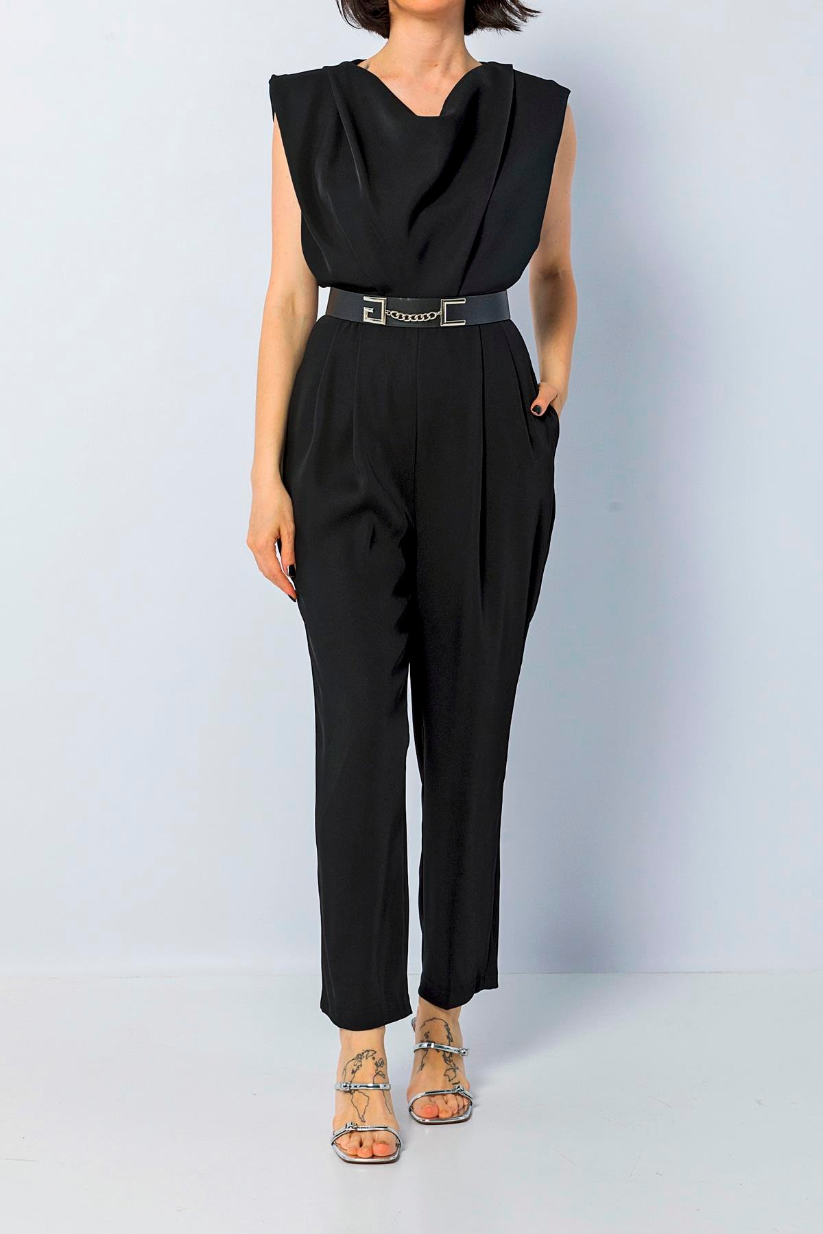 Degaje Yaka Vatkalı Omuzlu Kemer Detaylı Havuç Paça Tulum Siyah