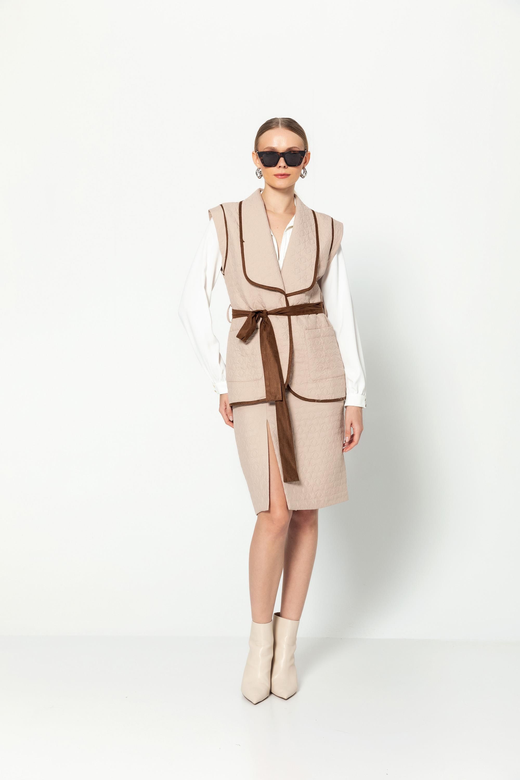 Deri̇ Kemerli̇ Di̇z Boy Astarsız Kapi̇tone Jakar Desenli̇ Etek Bej