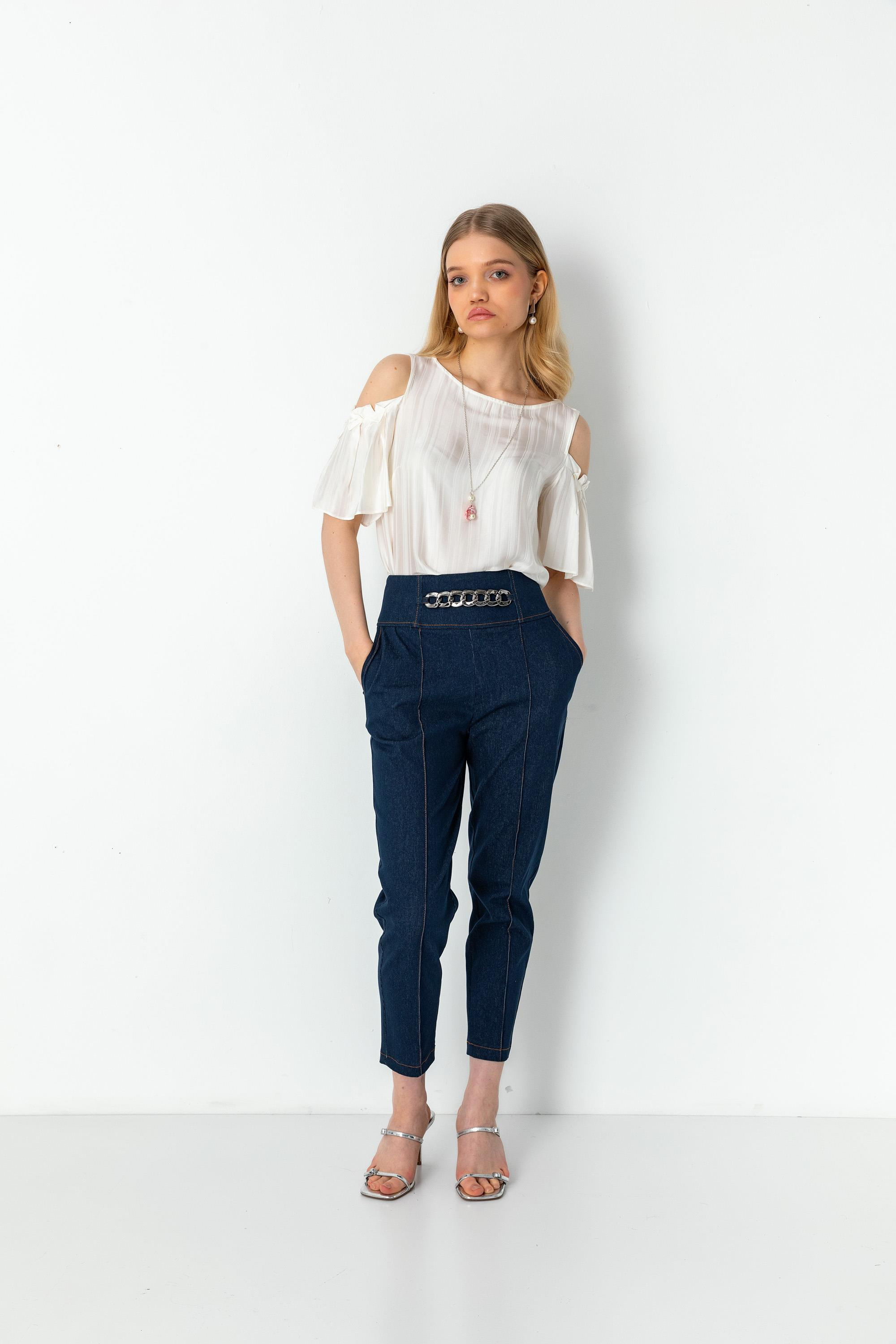 Kolyeli Omuzu Pencereli Kısa Kollu Bluz Ecru