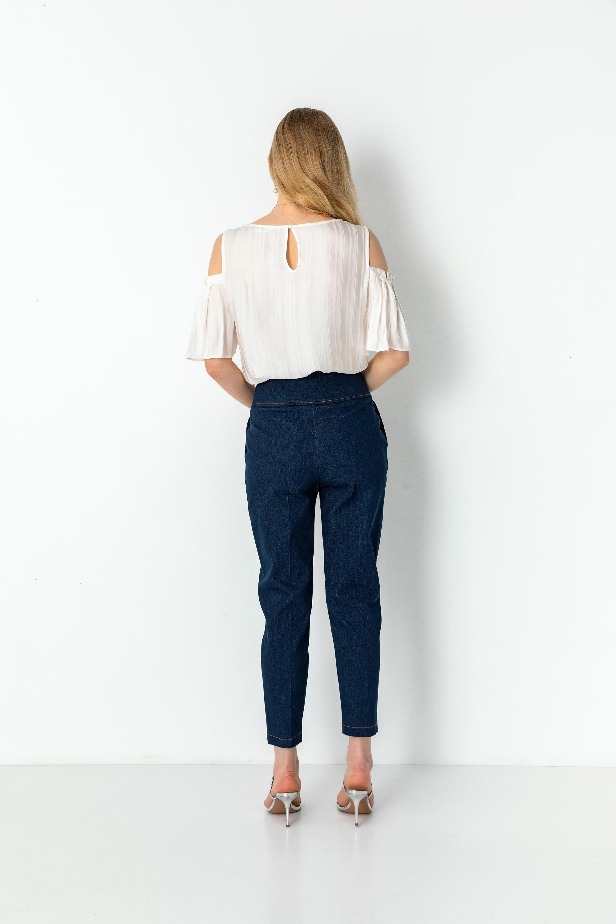 Kolyeli Omuzu Pencereli Kısa Kollu Bluz Ecru