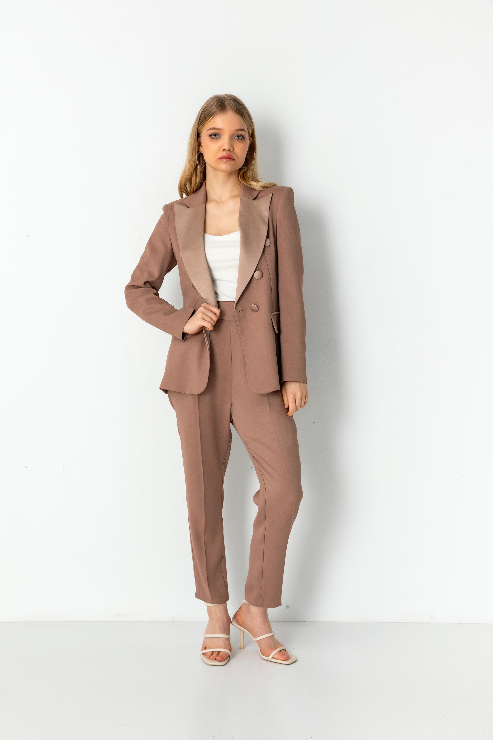 Krep Kumaşlı Kruvaze Yaka Astarlı Ceket ve Havuç Paça Pantolon Takım Karamel