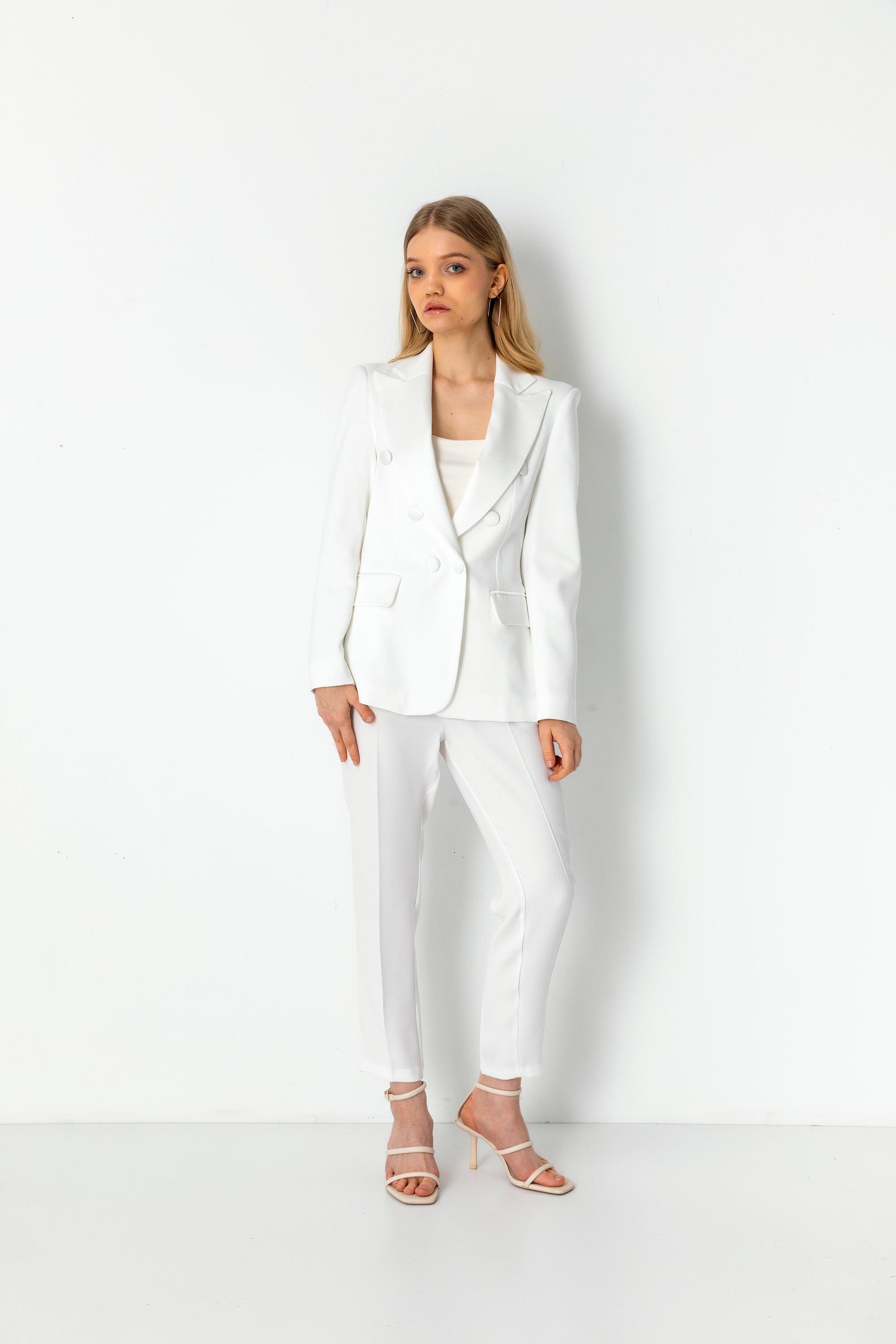 Krep Kumaşlı Kruvaze Yaka Astarlı Ceket ve Havuç Paça Pantolon Takım Ecru