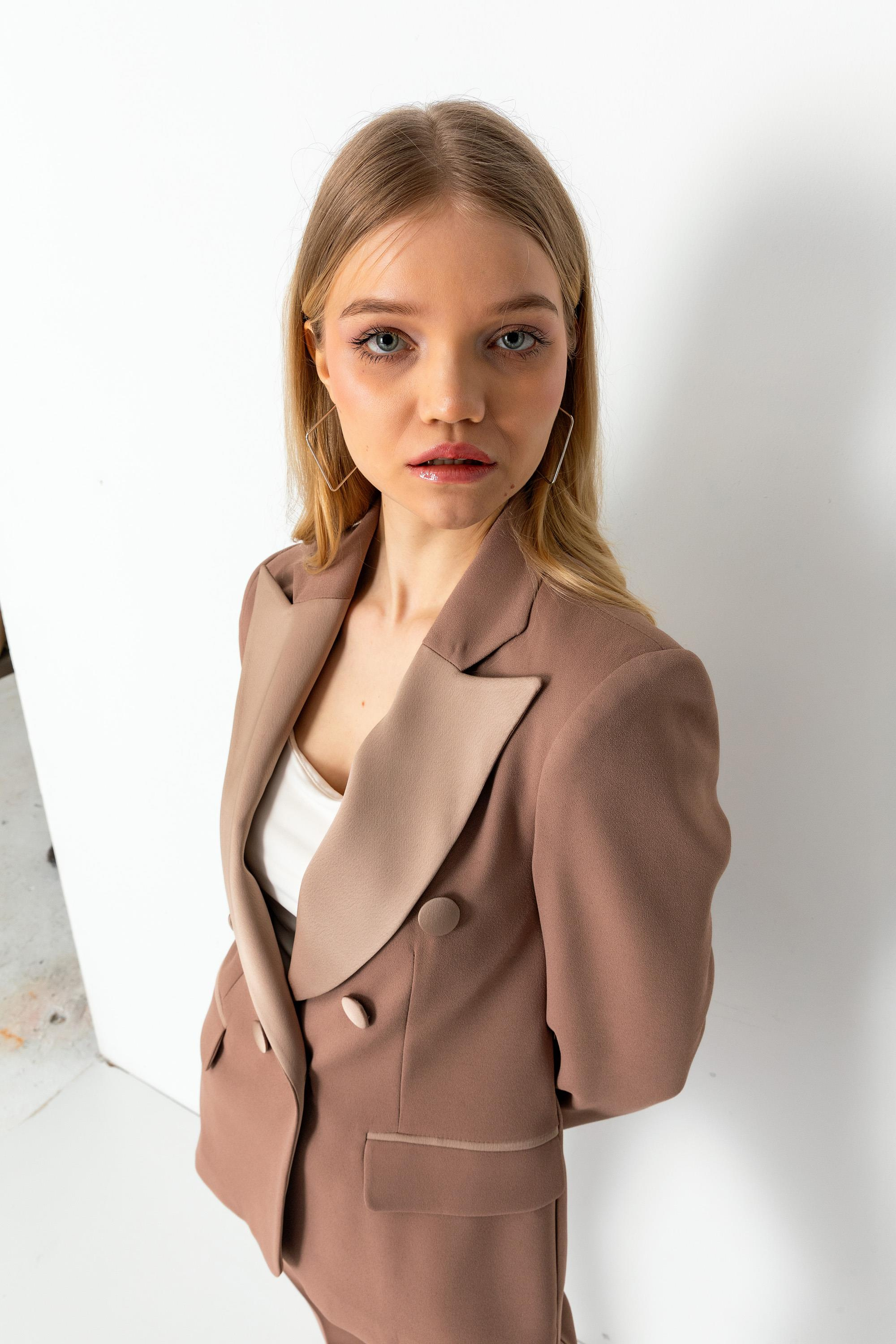 Krep Kumaşlı Kruvaze Yaka Astarlı Ceket ve Havuç Paça Pantolon Takım Karamel