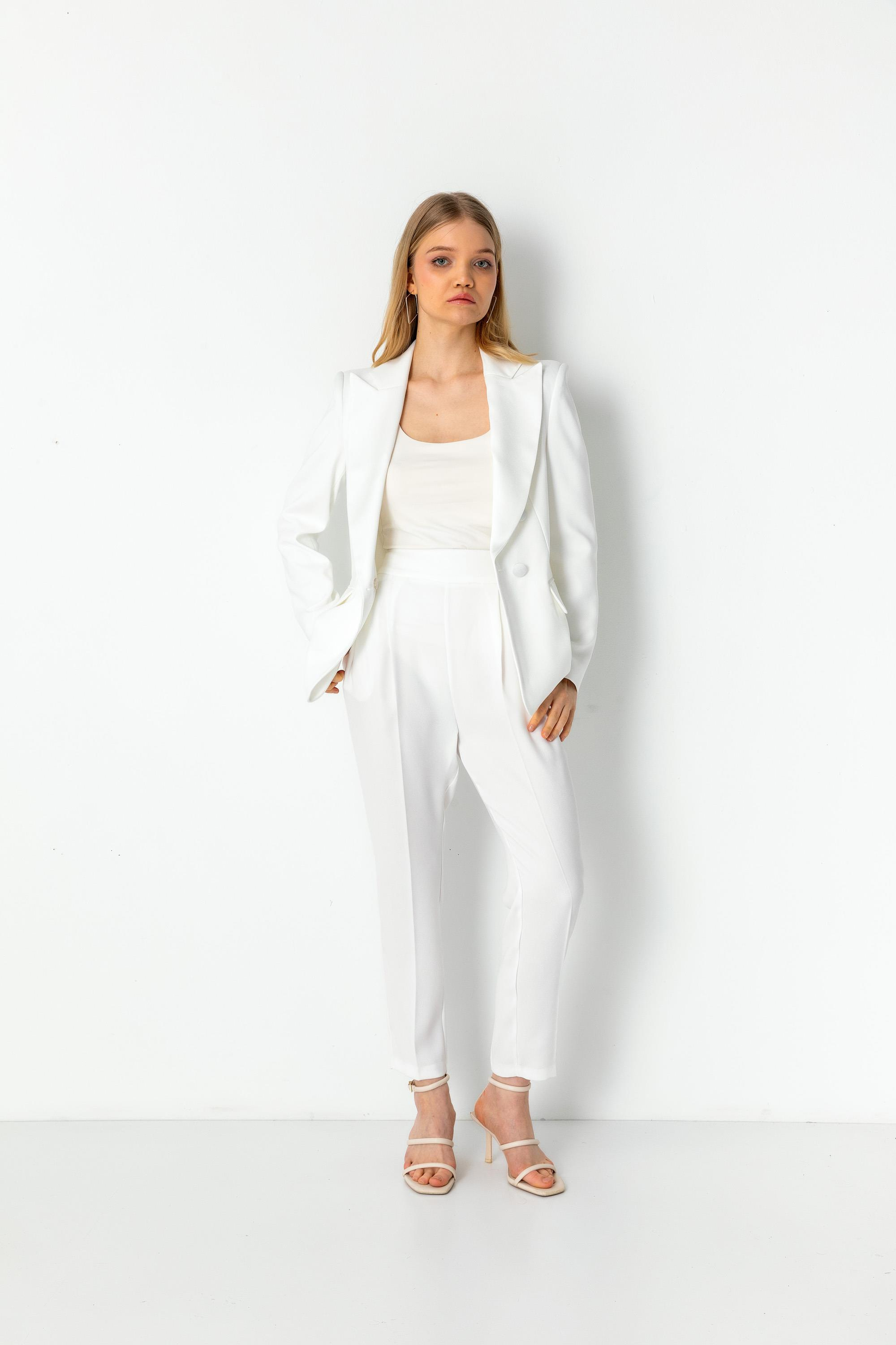 Krep Kumaşlı Kruvaze Yaka Astarlı Ceket ve Havuç Paça Pantolon Takım Ecru