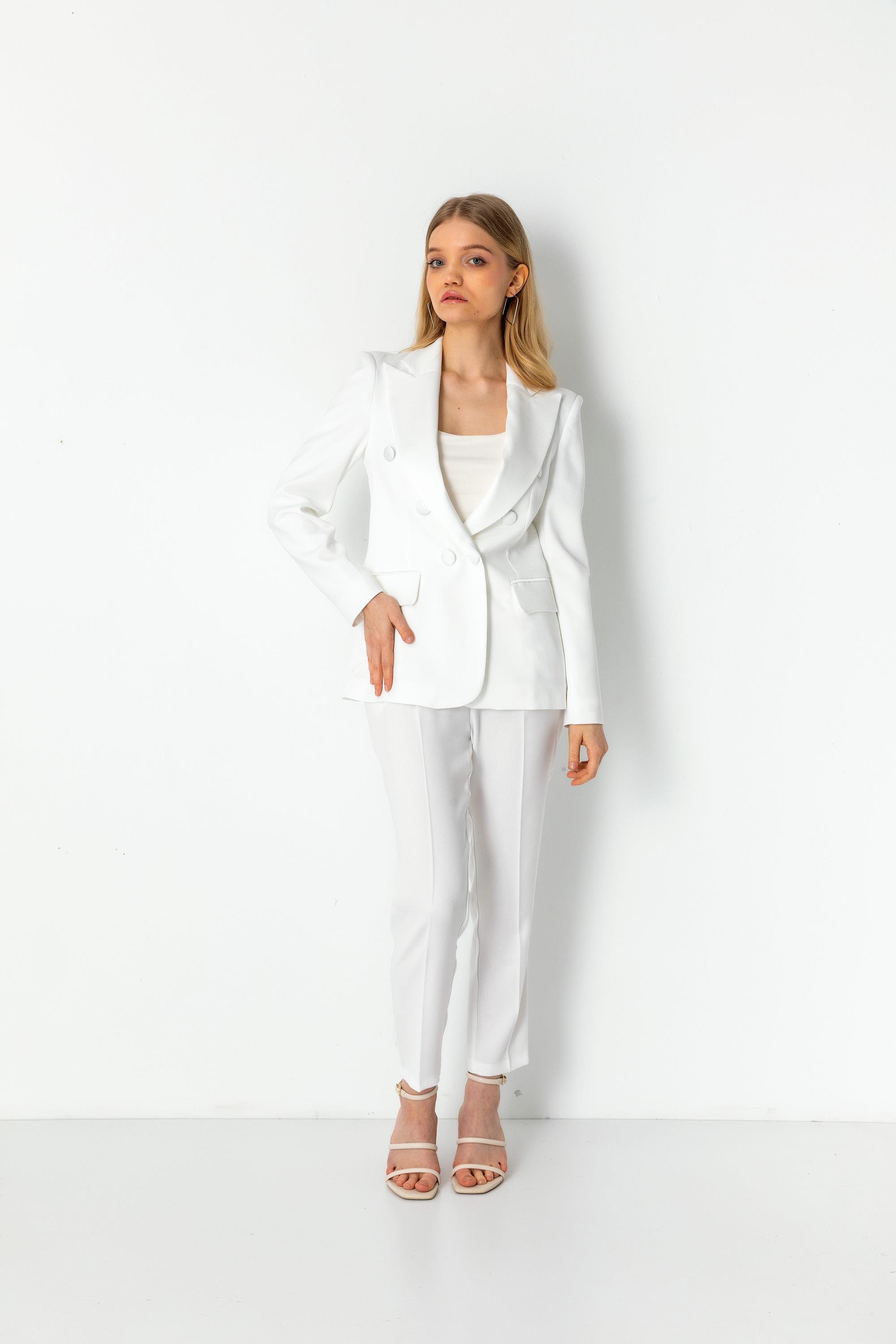 Krep Kumaşlı Kruvaze Yaka Astarlı Ceket ve Havuç Paça Pantolon Takım Ecru