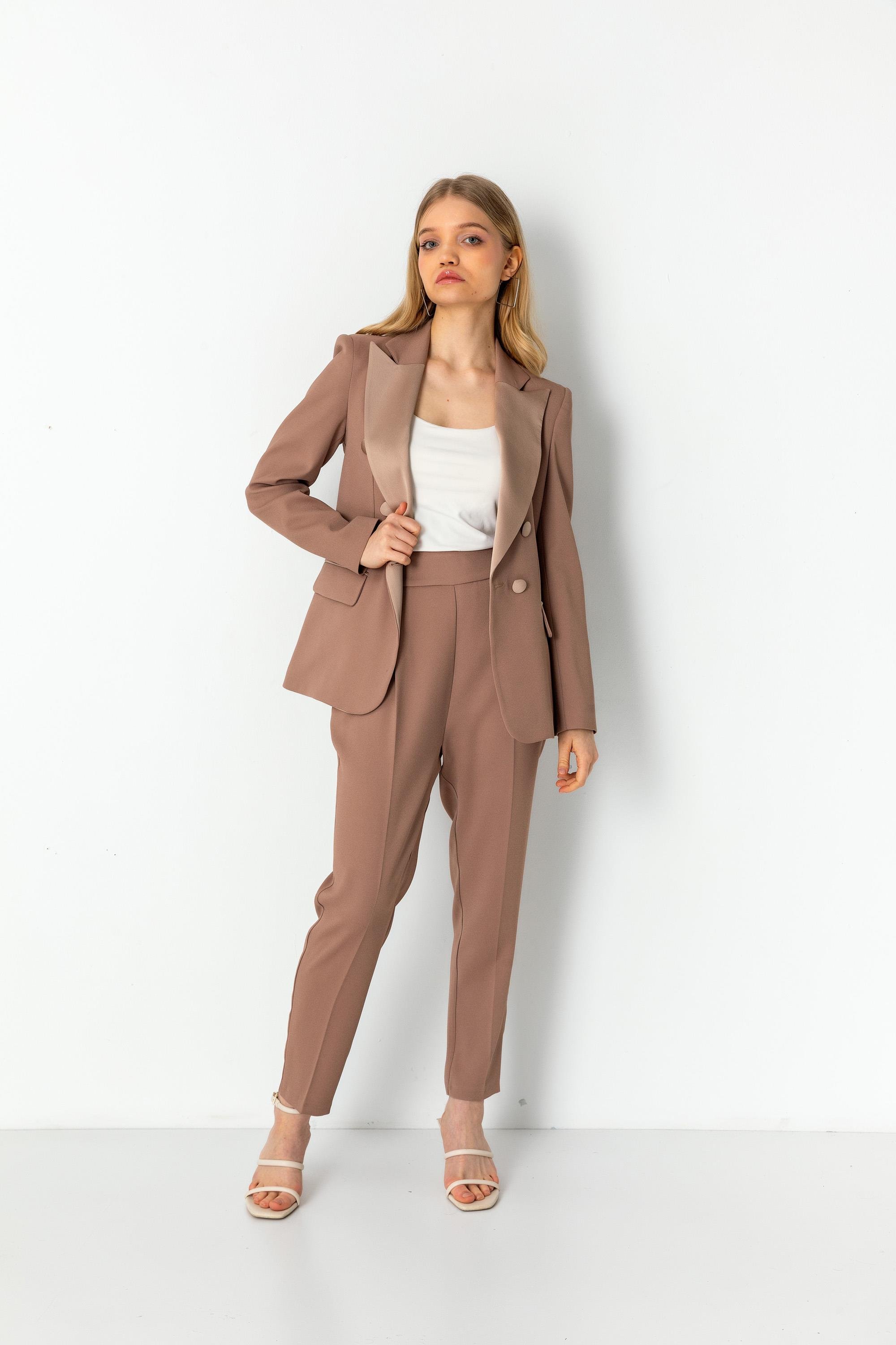 Krep Kumaşlı Kruvaze Yaka Astarlı Ceket ve Havuç Paça Pantolon Takım Karamel