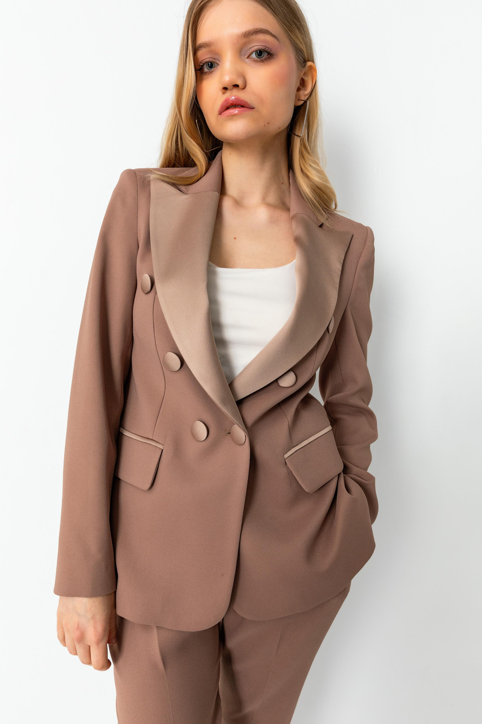 Krep Kumaşlı Kruvaze Yaka Astarlı Ceket ve Havuç Paça Pantolon Takım Karamel