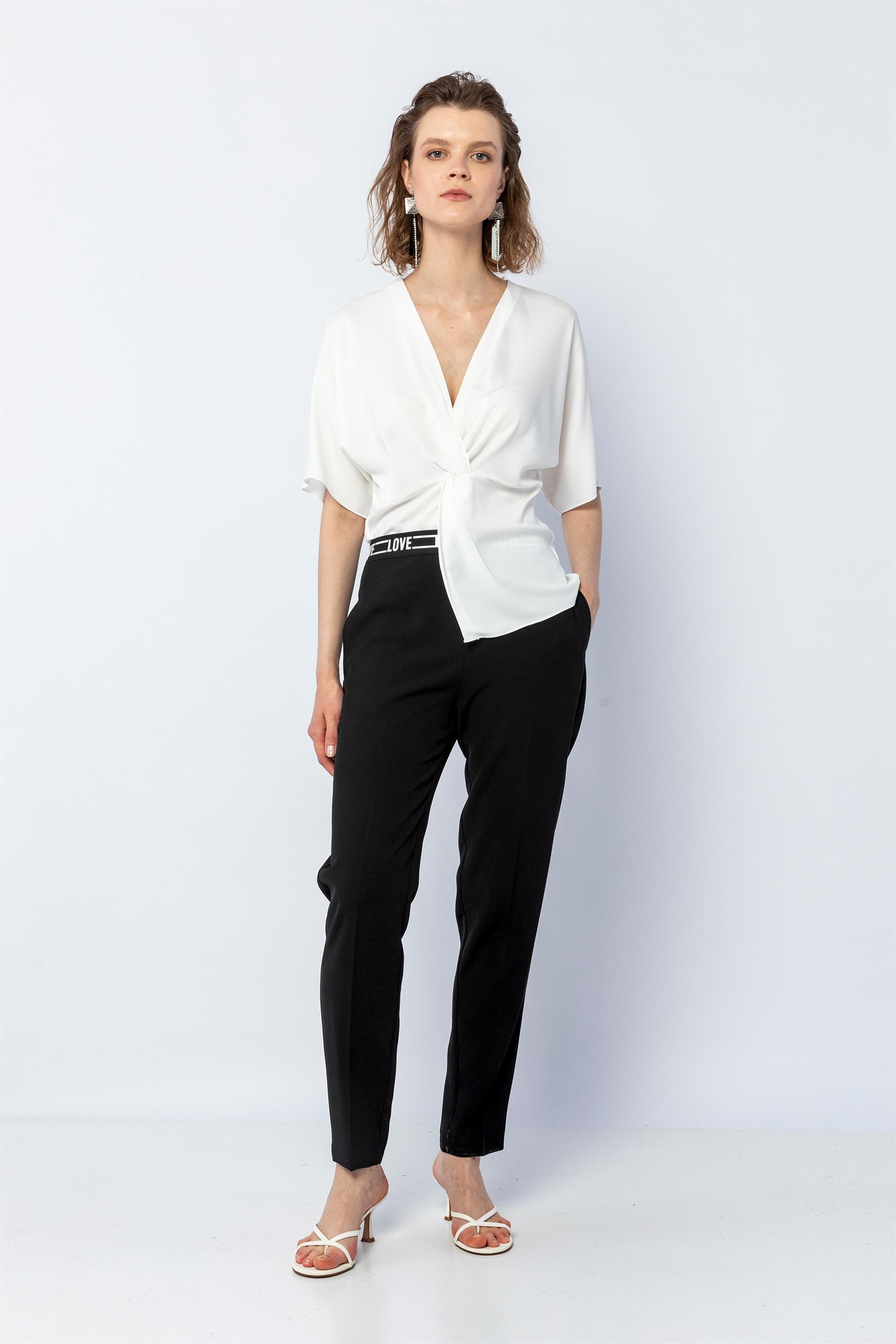 Удобная блуза крю крю с завязанным спереди узлом