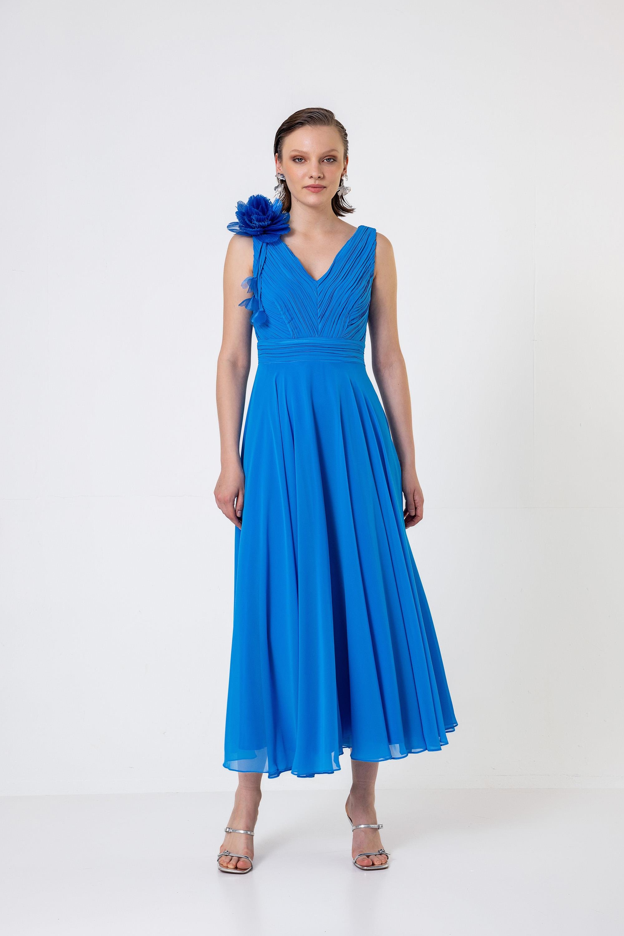 Pilise Detaylı Çiçek Broşlu Şifon Elbise Mavi