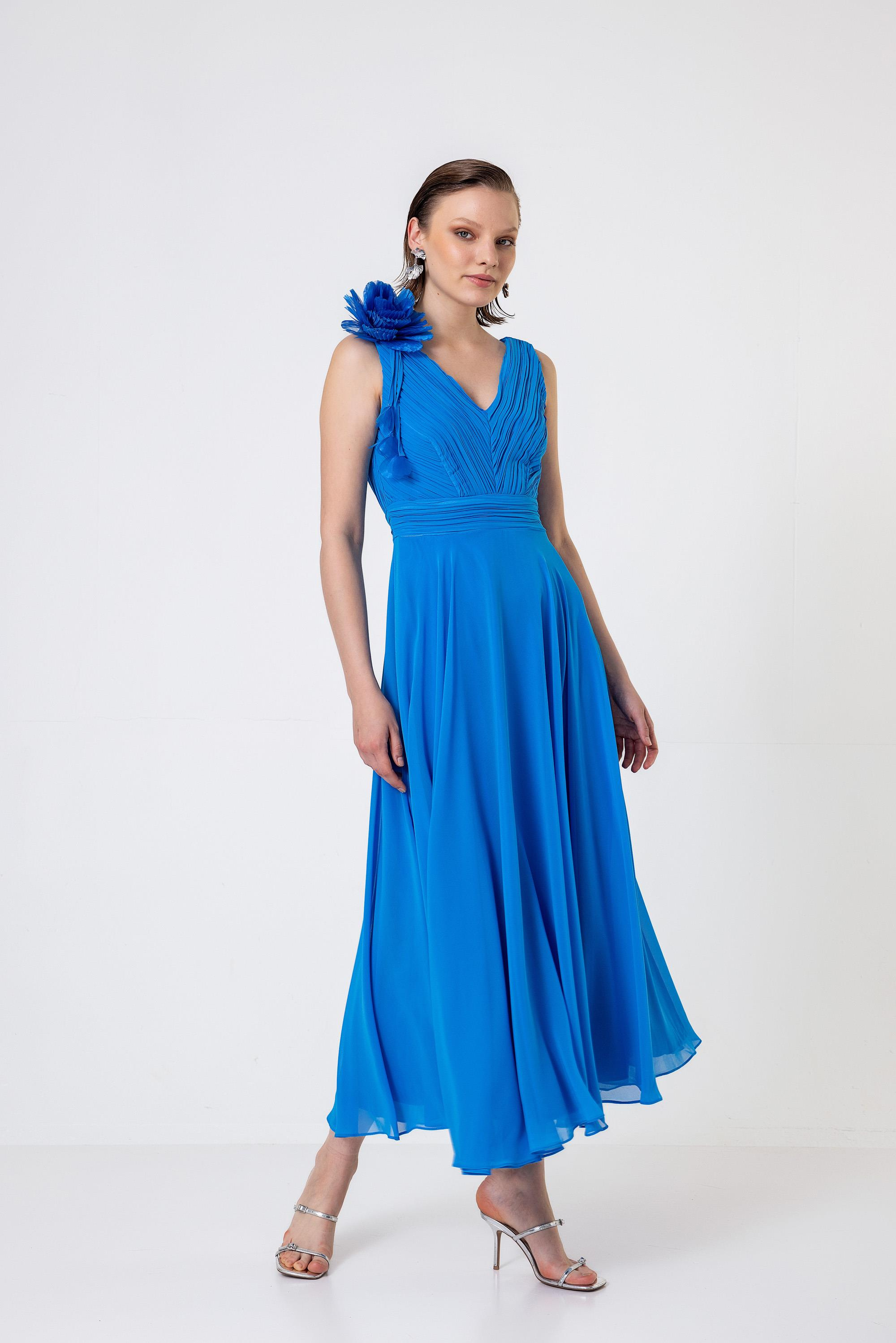 Pilise Detaylı Çiçek Broşlu Şifon Elbise Mavi